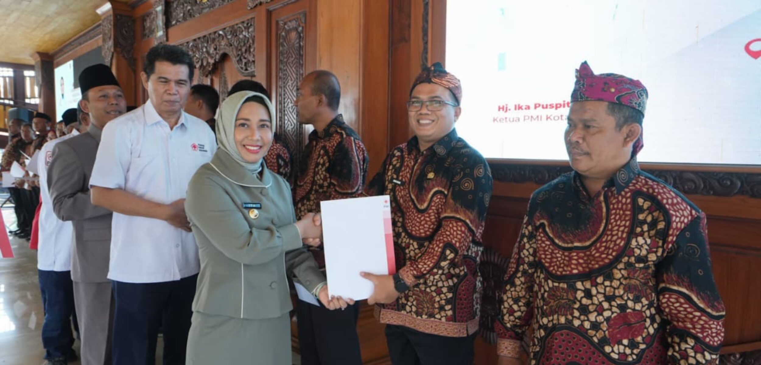 Wali Kota Mojokerto, Ning Ita memberikan penghargaan kepada 17 pendonor darah sukarela di PMI Kota Mojokerto (Redaksi / Kabarterdepan.com)