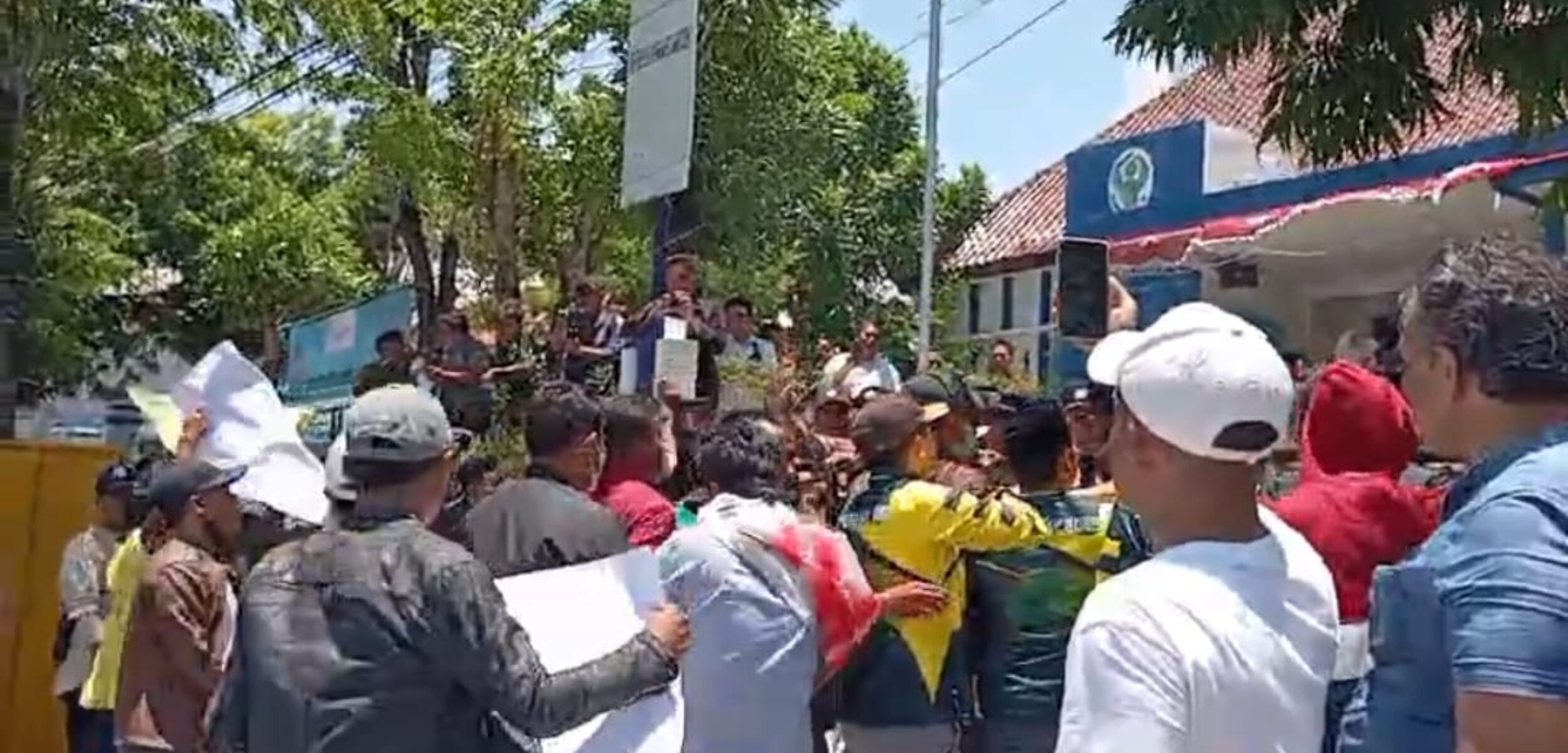 Puluhan Nakes di Sampang Geruduk Kantor Dinkes KB, Ada Apa?