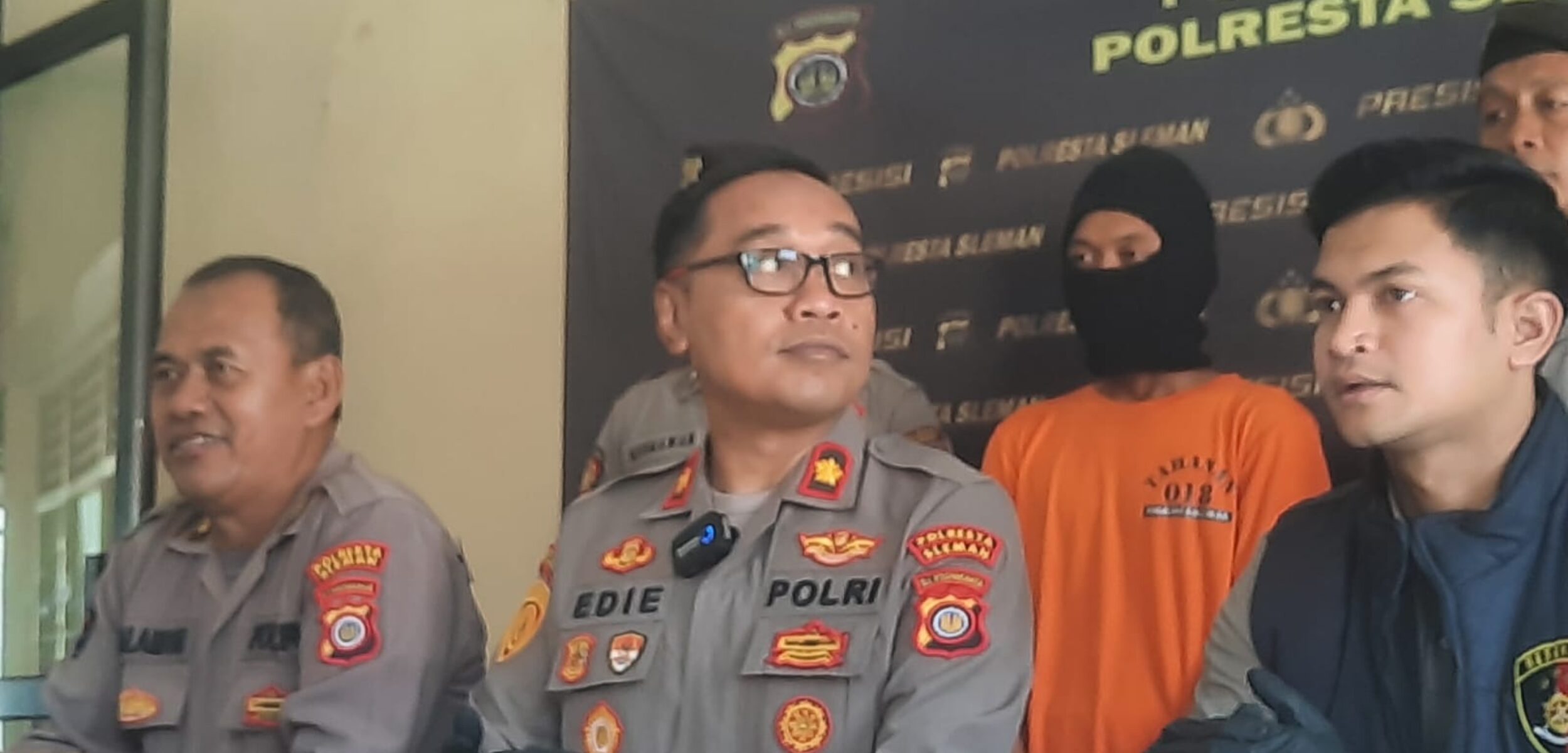 Pelaku Jambret HP dihadirkan dalam jumpa pers di Polsek Mlati, Sleman, DIY, Jumat (17/10/2025). (Hadid Husaini/kabarterdepan.com)