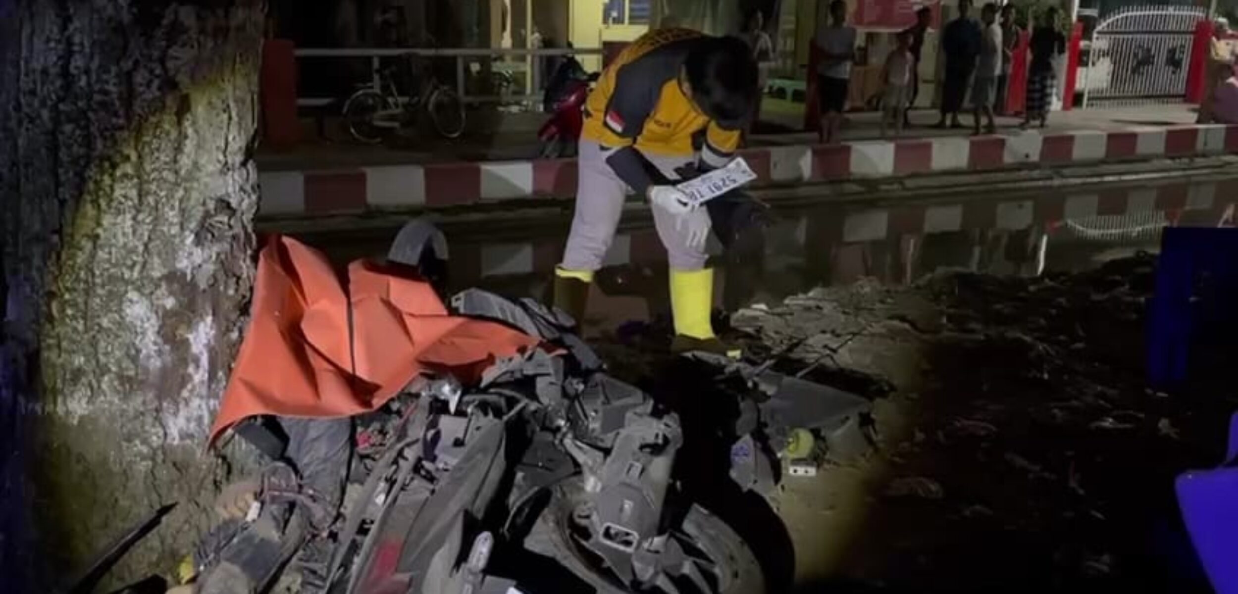 Sopir Pikap Pengangkut Jeruk Tabrak Motor di Gedeg, Satu Pemotor Meregang Nyawa