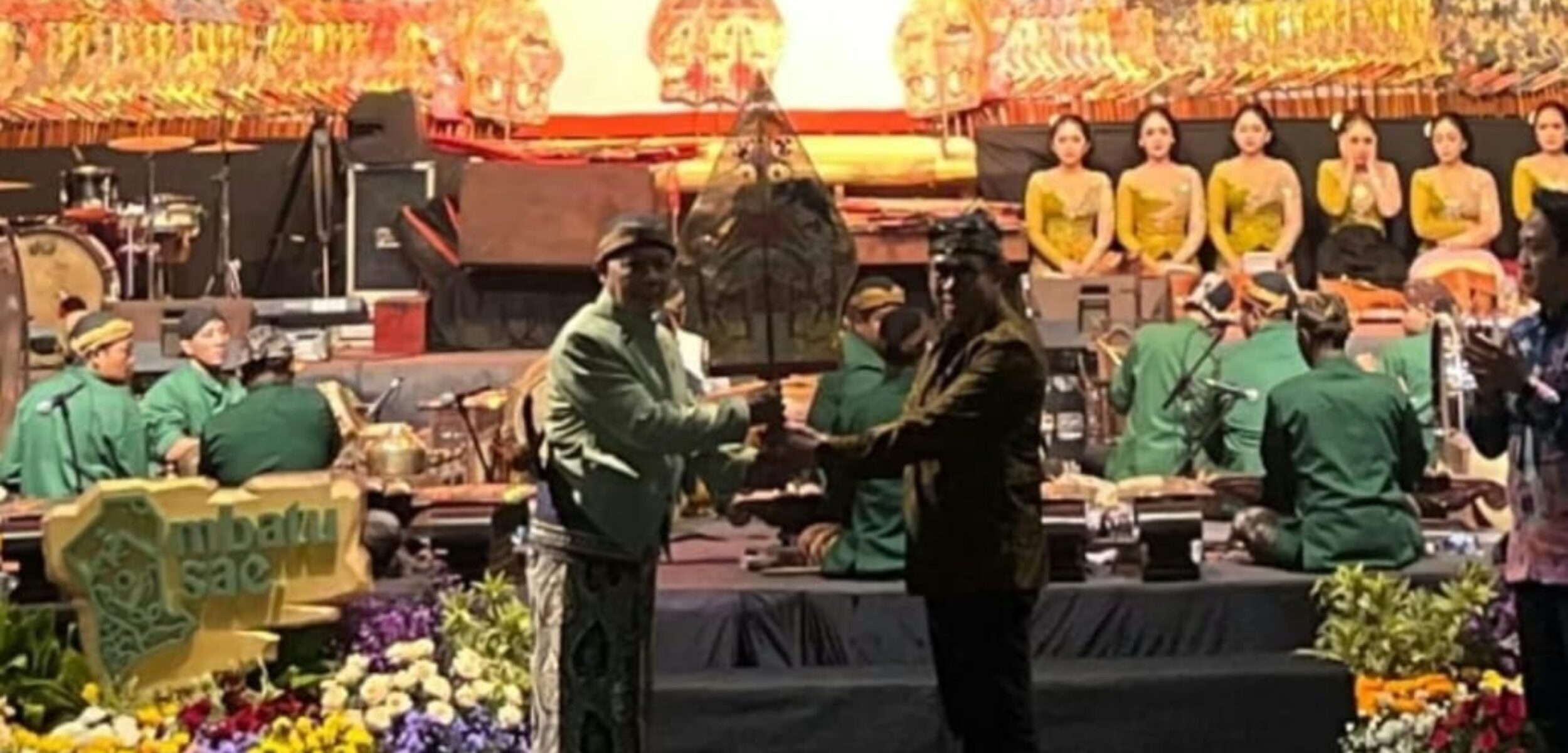 Wali Kota Batu, Nurochman secara simbolik menyerahkan gunungan Wayang kepada dalang, Ki Thatit Kusuma Wibhatsu. Jumat (17/10/2025) malam. (ADV)