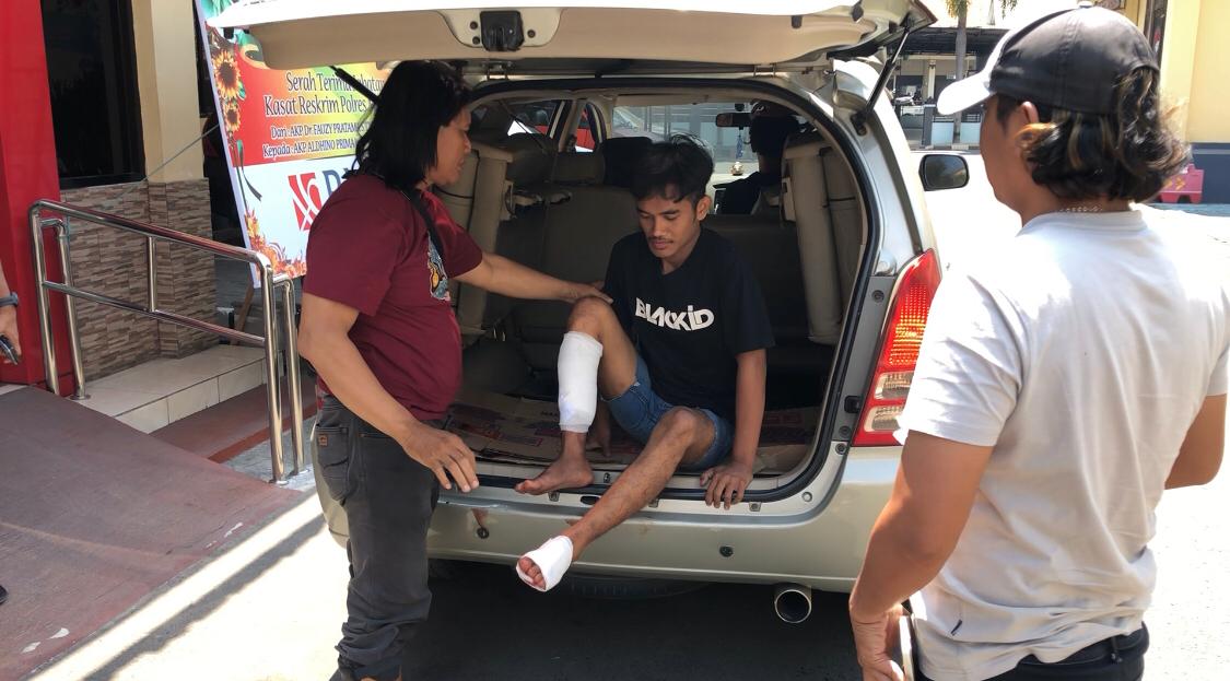 Pelaku pembobolan toko handphone, Farhan Dwi Yulianto (23) warga Desa Terusan, Kecamatan Gedeg, Kabupaten Mojokerto saat digelandang di Mapolres Mojokerto (Redaksi / Kabarterdepan.com)