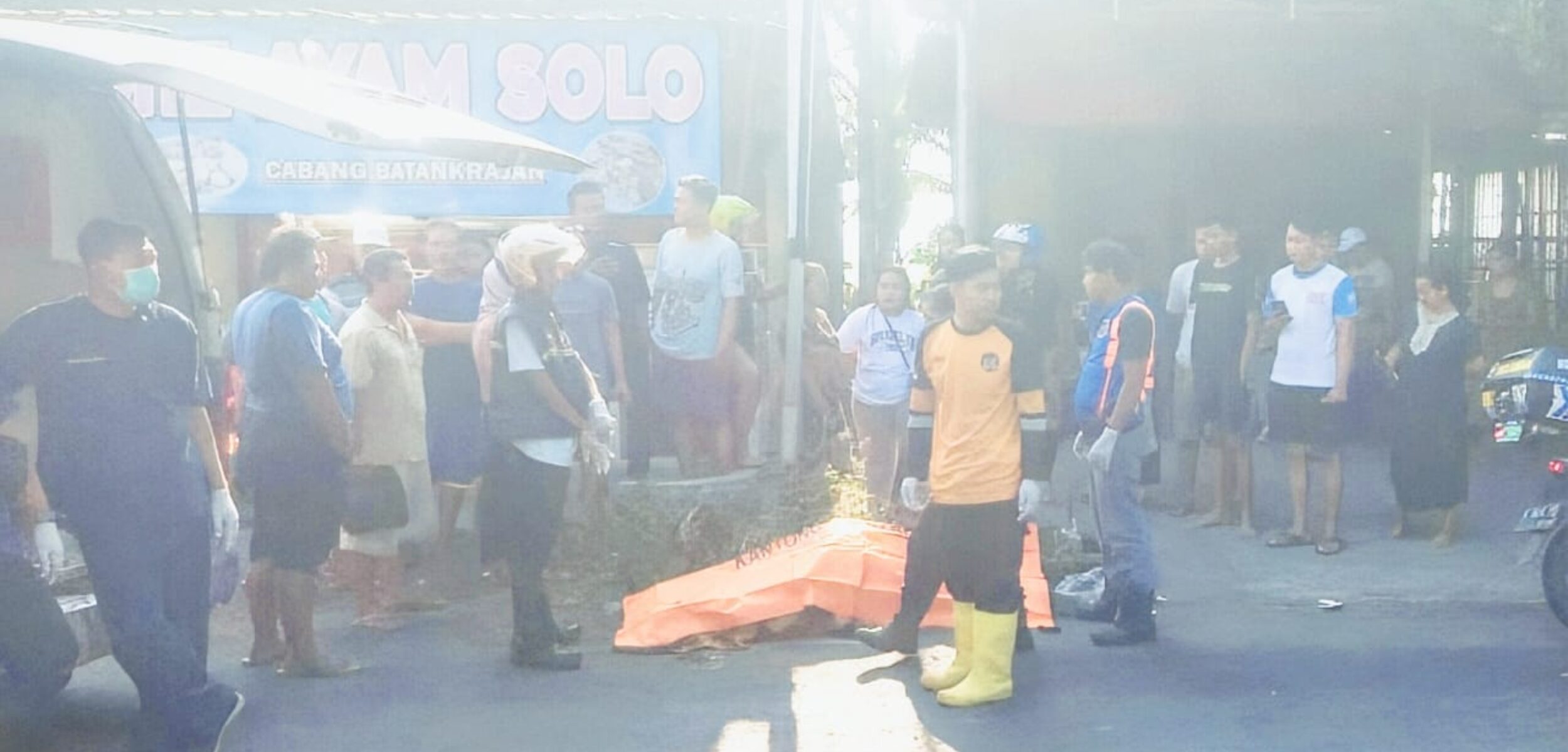 Korban berinisial ZAI, warga Kecamatan Kemlagi saat dievakuasi (Redaksi / Kabarterdepan.com)