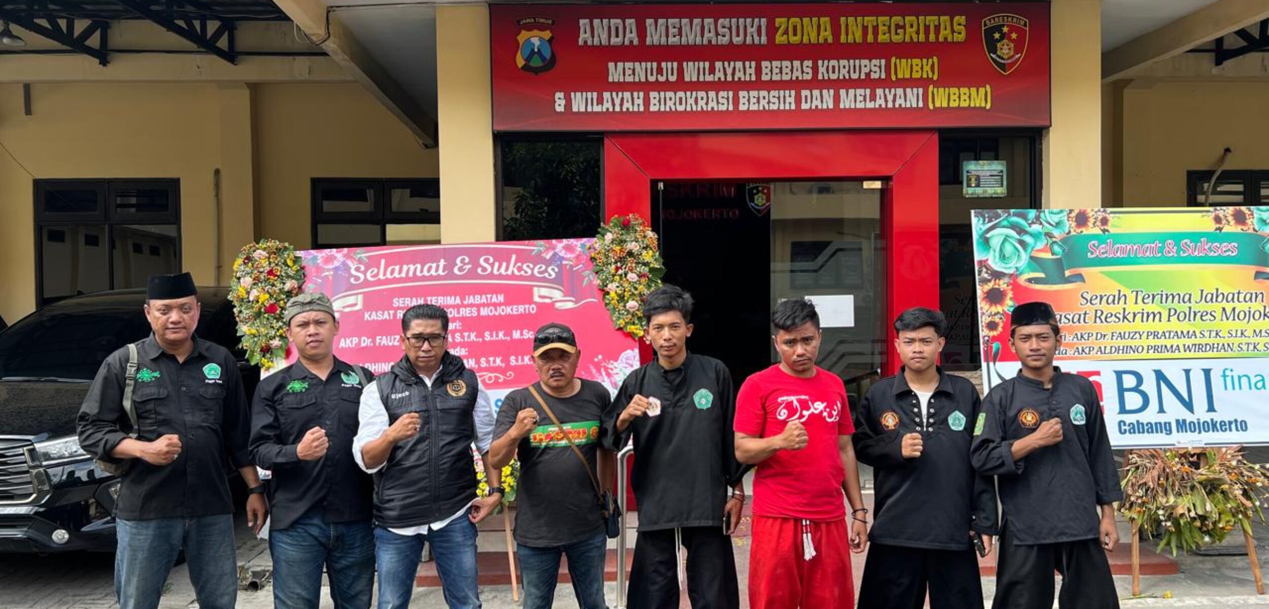 Ketua Lembaga Bantuan Hukum (LBH) Pagar Nusa Mojokerto, Mujiono (tengah) saat melaporkan Trans 7 ke Polres Mojokerto (Redaksi / Kabarterdepan.com)