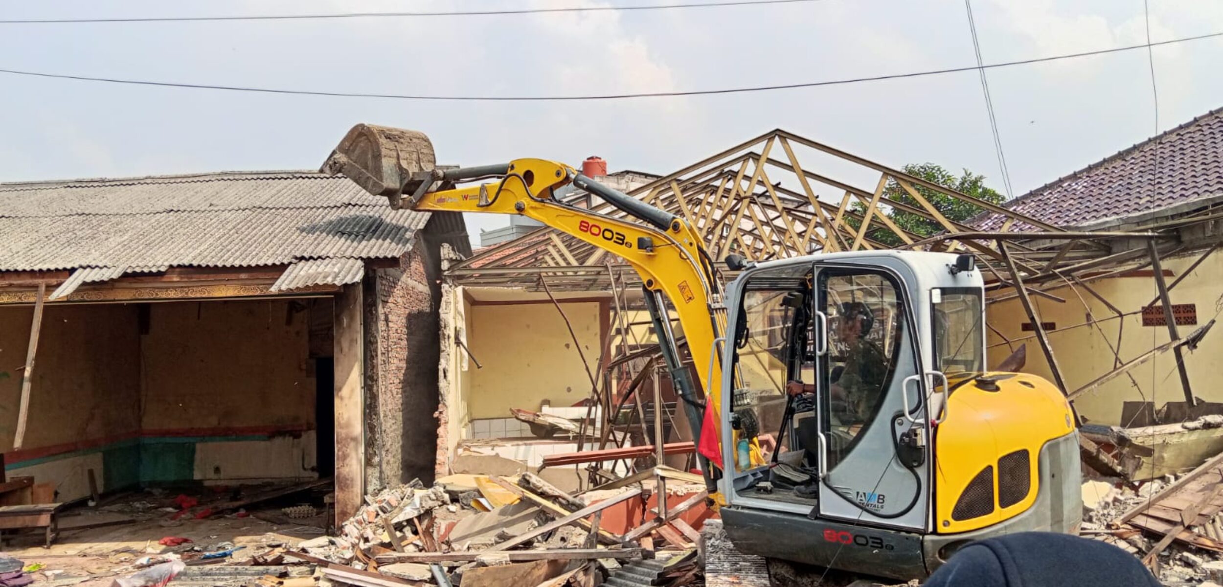 Bangunan liar di Pekayon jaya Kota Bekasi dibongkar Distaru. (Yanso/kabarterdepan.com) 