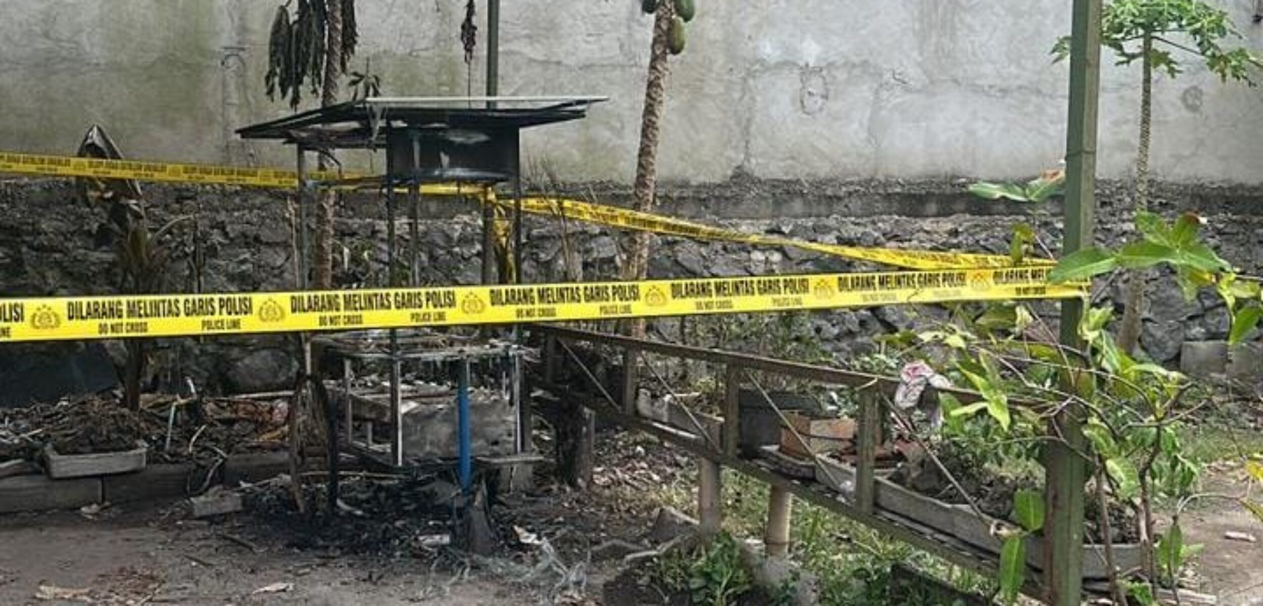Kondisi gerobak burjo yang dibakar di Embung Giwangan, Umbulharjo, Kota Yogyakarta, Selasa (21/10/2025). (Polresta Yogyakarta for kabarterdepan.com)