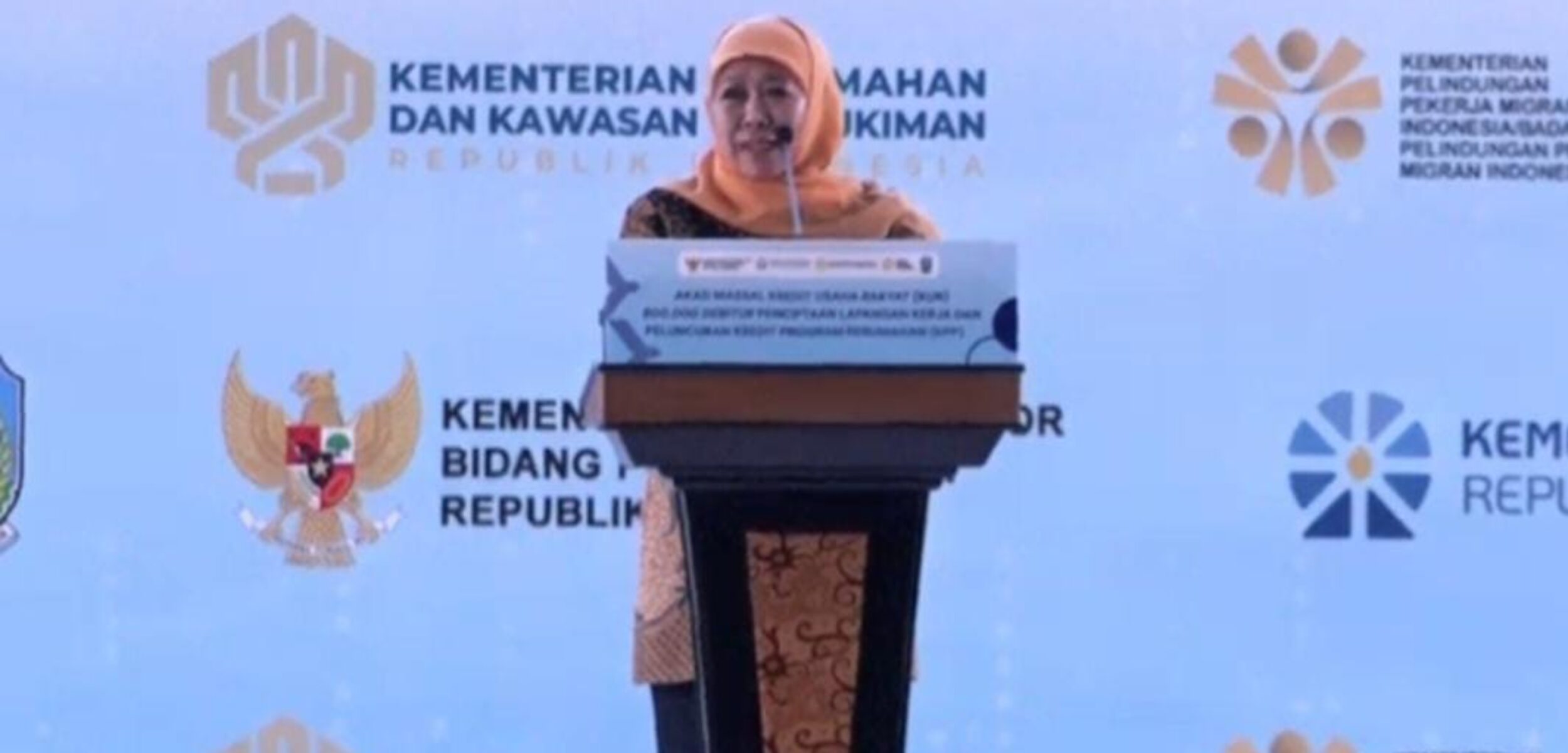 Gubernur Jawa Timur Khofifah indar Parawansa memberikan sambutan pembuka didalam acara Akad Massal KUR 800 Ribu Debiture Dorong Ekonomi Nasional. (Inikah Cristy Natalia/kabarterdepan.com) 