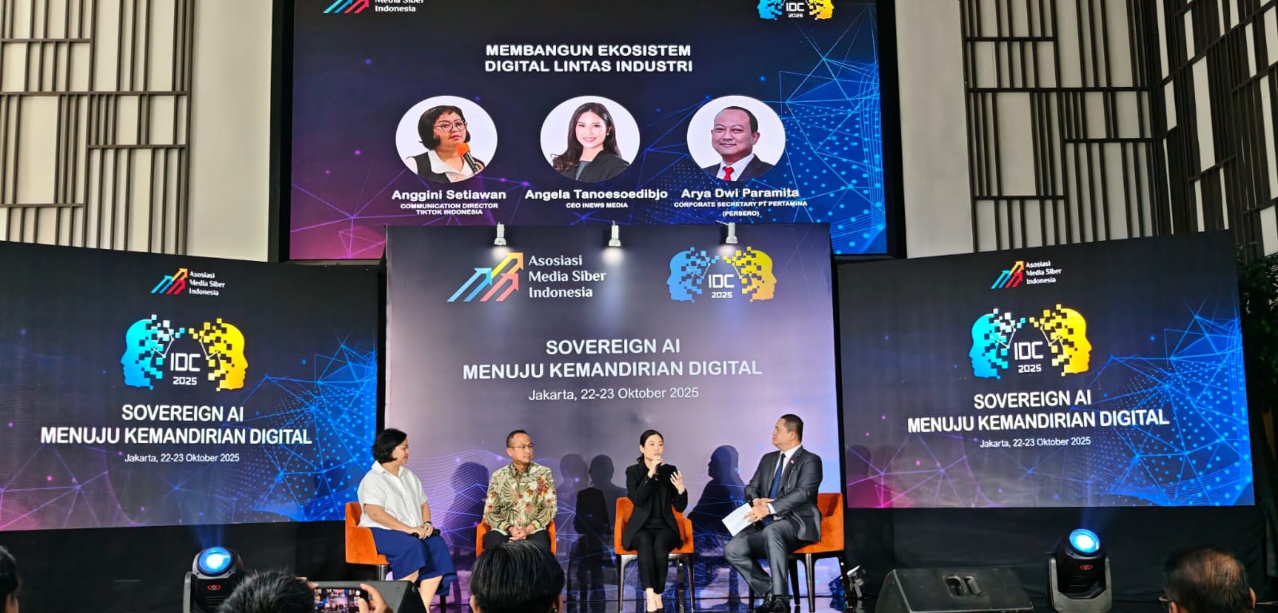 Dari kiri, Communication Director TikTok Indonesia Anggini Setiawan, Corporate Secretary Pertamina Arya Dwi Paramitha, CEO iNews Media Group Angela Tanoesoedibjo dan Host dari Nusantara TV Donny De Keizer dalam IDC 2025 di The Hub Epicentrum, Rabu (22/10/2025) (Redaksi / Kabarterdepan.com)