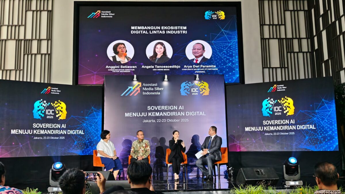 Dari kiri, Communication Director TikTok Indonesia Anggini Setiawan, Corporate Secretary Pertamina Arya Dwi Paramitha, CEO iNews Media Group Angela Tanoesoedibjo dan Host dari Nusantara TV Donny De Keizer dalam IDC 2025 di The Hub Epicentrum, Rabu (22/10/2025) (Redaksi / Kabarterdepan.com)