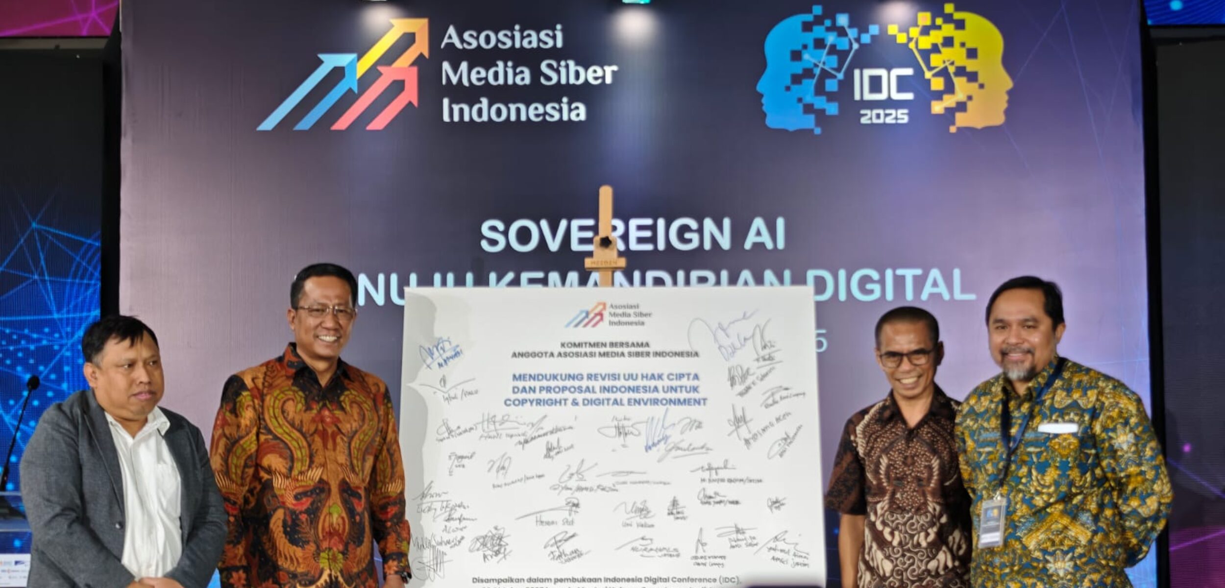 Penyerahan dukungan dalam bentuk penandatanganan komitmen bersama anggota AMSI mendukung revisi UU Hak Cipta dan Proposal Indonesia untuk Copyright dan Digital Enviromental di The Hub Epicentrum Kuningan, Rabu (22/10/2025) (Redaksi / Kabarterdepan.com)