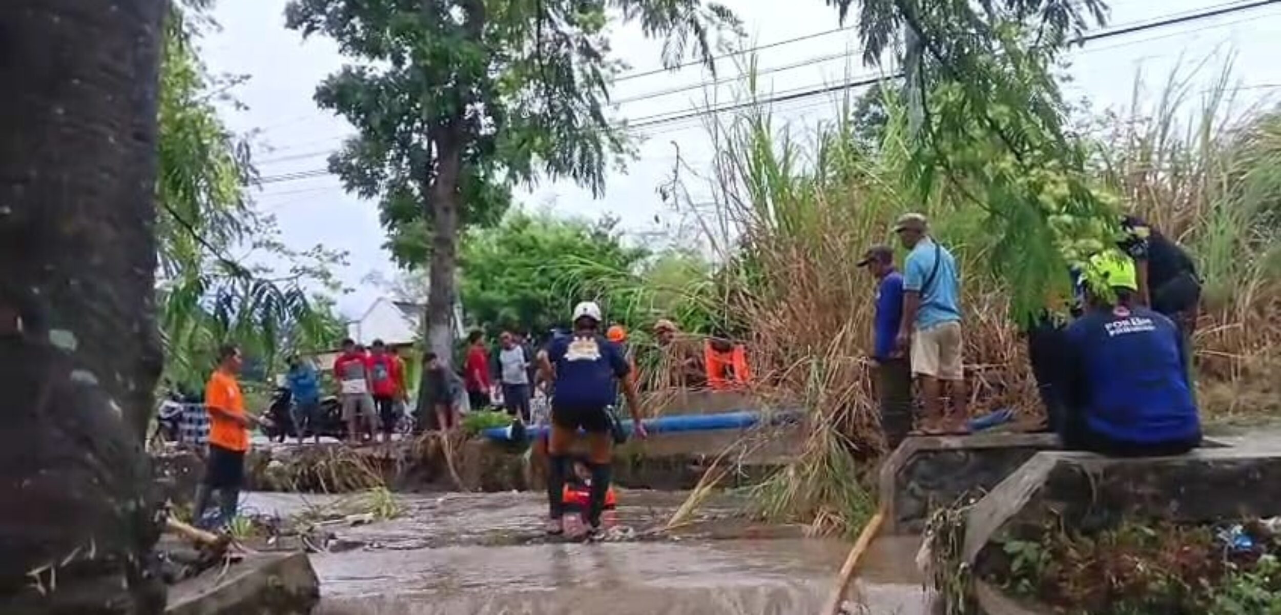 Luapan air sungai di Jalan Raya Desa Warugunung, Kecamatan Pacet, Kabupaten Mojokerto, Rabu (22/10/2025) siang sekitar pukul 12.50 WIB (Redaksi / Kabarterdepan.com)