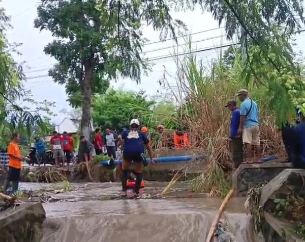 Terseret Arus Banjir di Pacet, Pemuda Sidoarjo Selamat, Motor Masih Dicari