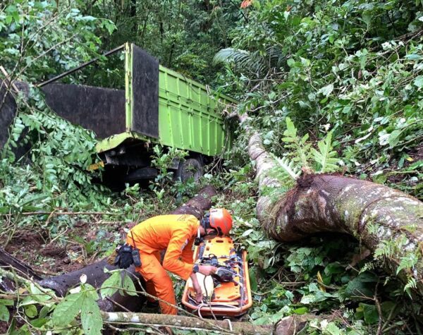 Dramatis! Tim SAR Mandailing Natal Berhasil Evakuasi Sopir Truk Pasca Kecelakaan Akibat Longsor