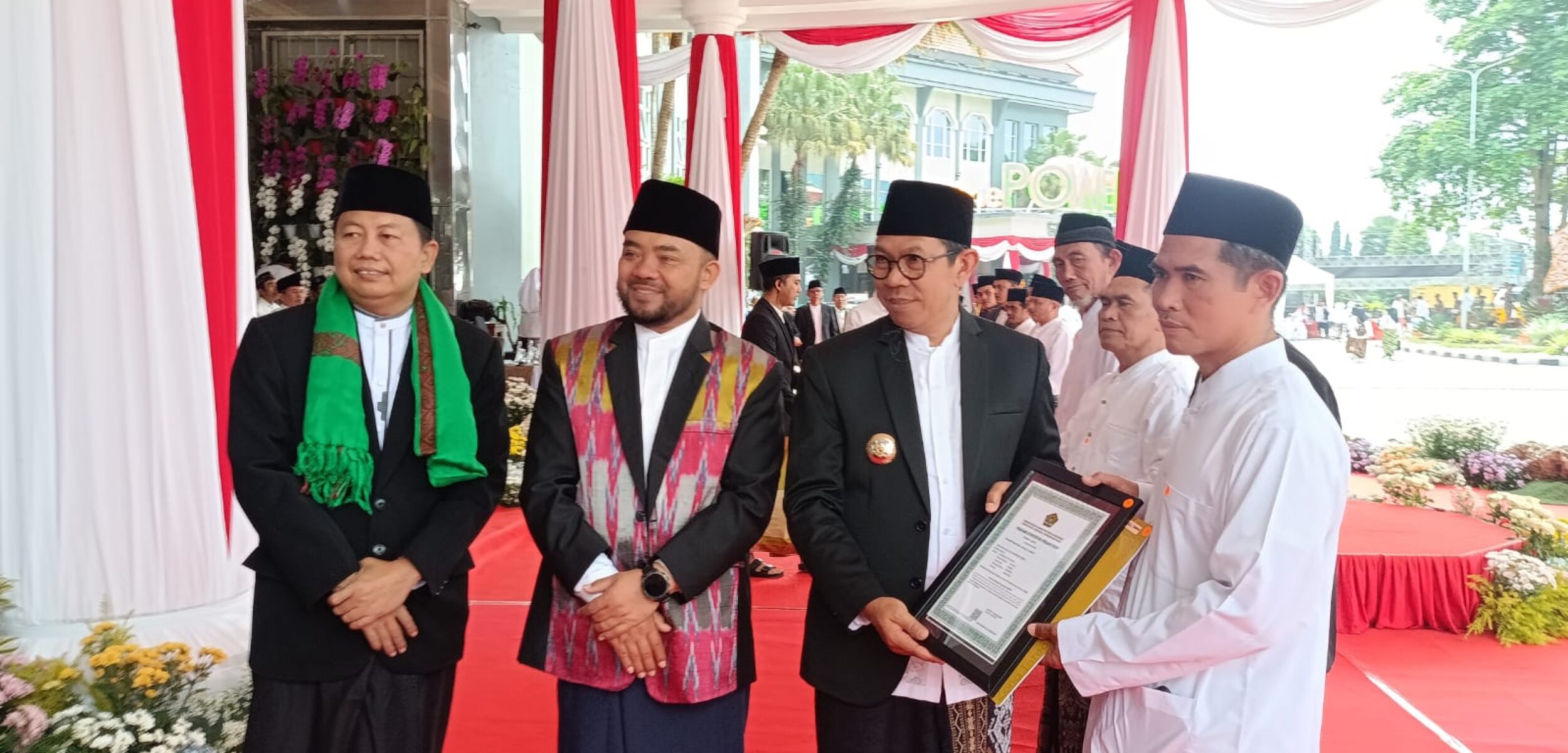 PERINGATAN HARI SANTRI: Wali Kota dan Wakil Wali Kota Batu memberikan penghargaan kepada insan pesantren dan kontributor keagamaan di Balai Kota Among Tani. Rabu (22/10/2025). (ADV)