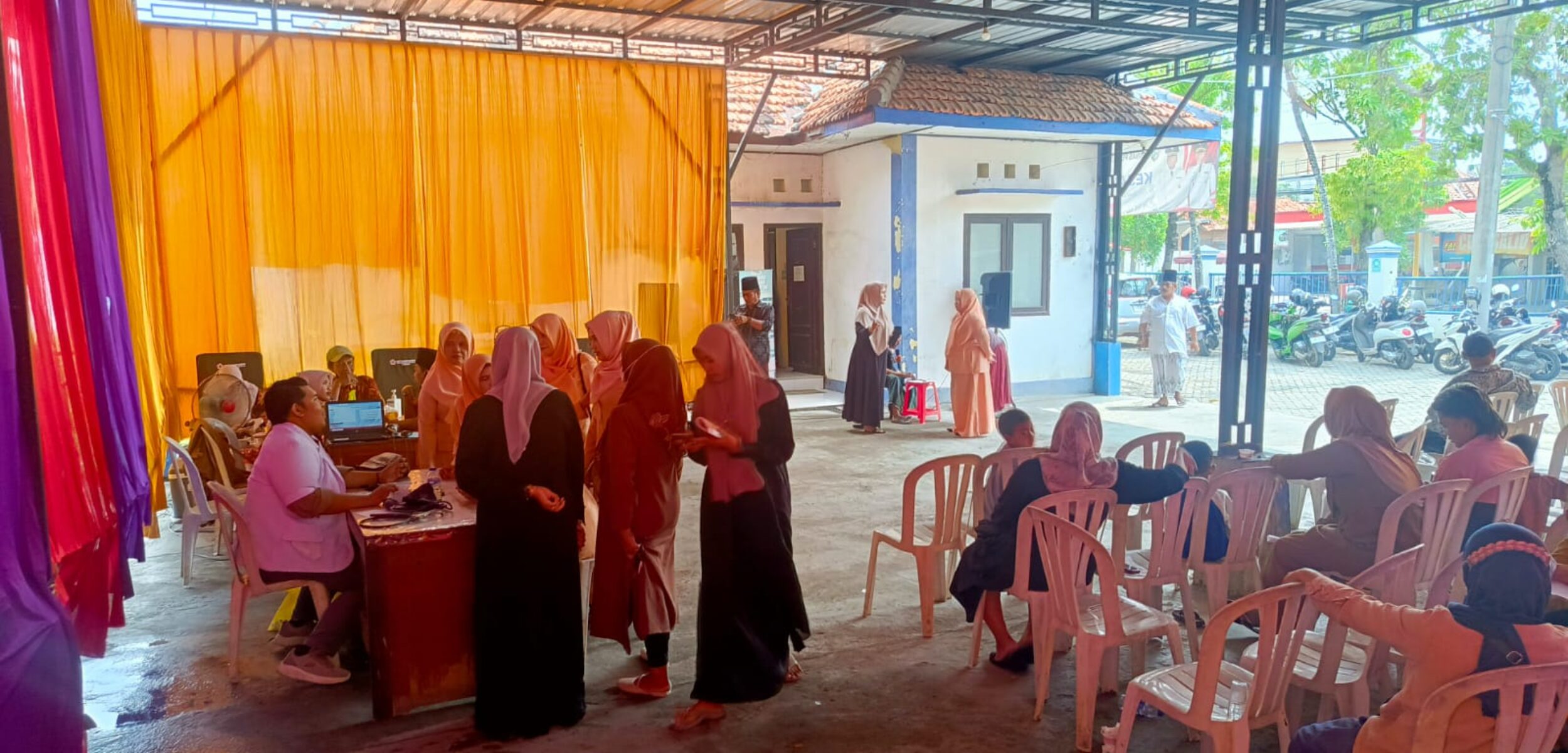 Kantor Damkar Sampang Diserbu Anak-Anak, Petugas Sibuk Tenangkan yang Menangis