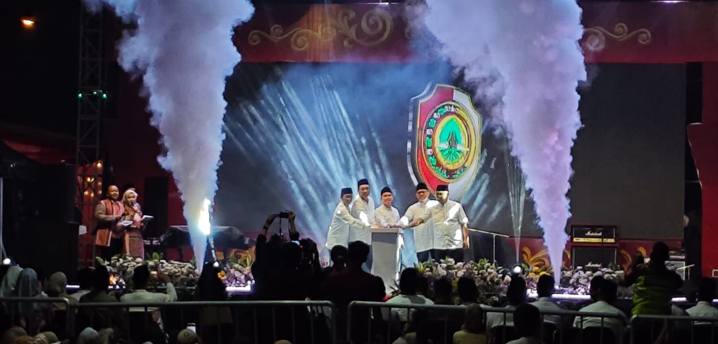 Bupati Mojokerto Muhammad Albarra membuka pagelaran budaya dan religi akbar bertajuk Troloyo Fest 2025. (Lintang/Kabarterdepan.com)