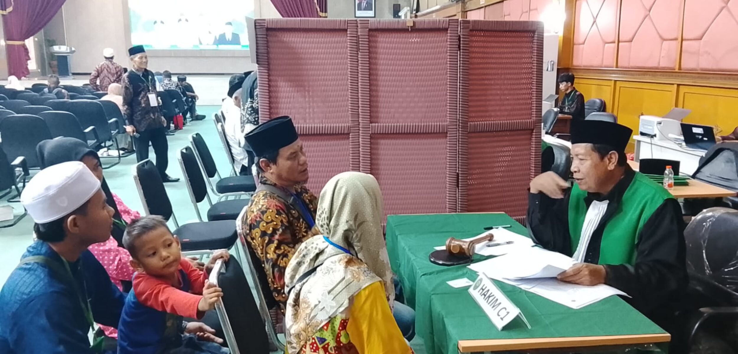 Warga saat itsbat nikah di balai Patriot kota Bekasi. (Yanso/kabarterdepan.com) 