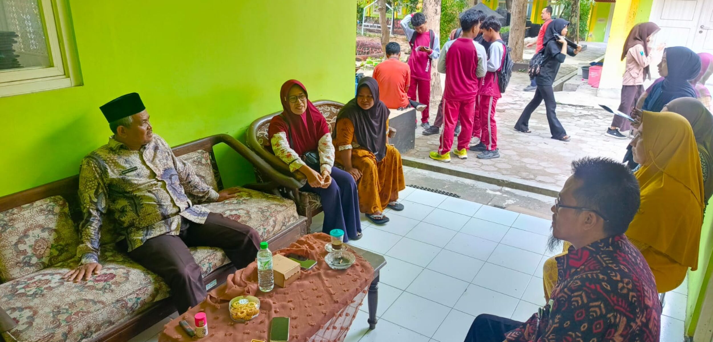 IMG 20251024 WA0044 1 Kepala SMAN 3 Sampang Saifuddin saat berkomunikasi dengan penjual di kantin sekolah (fais/kabarterdepan.com)