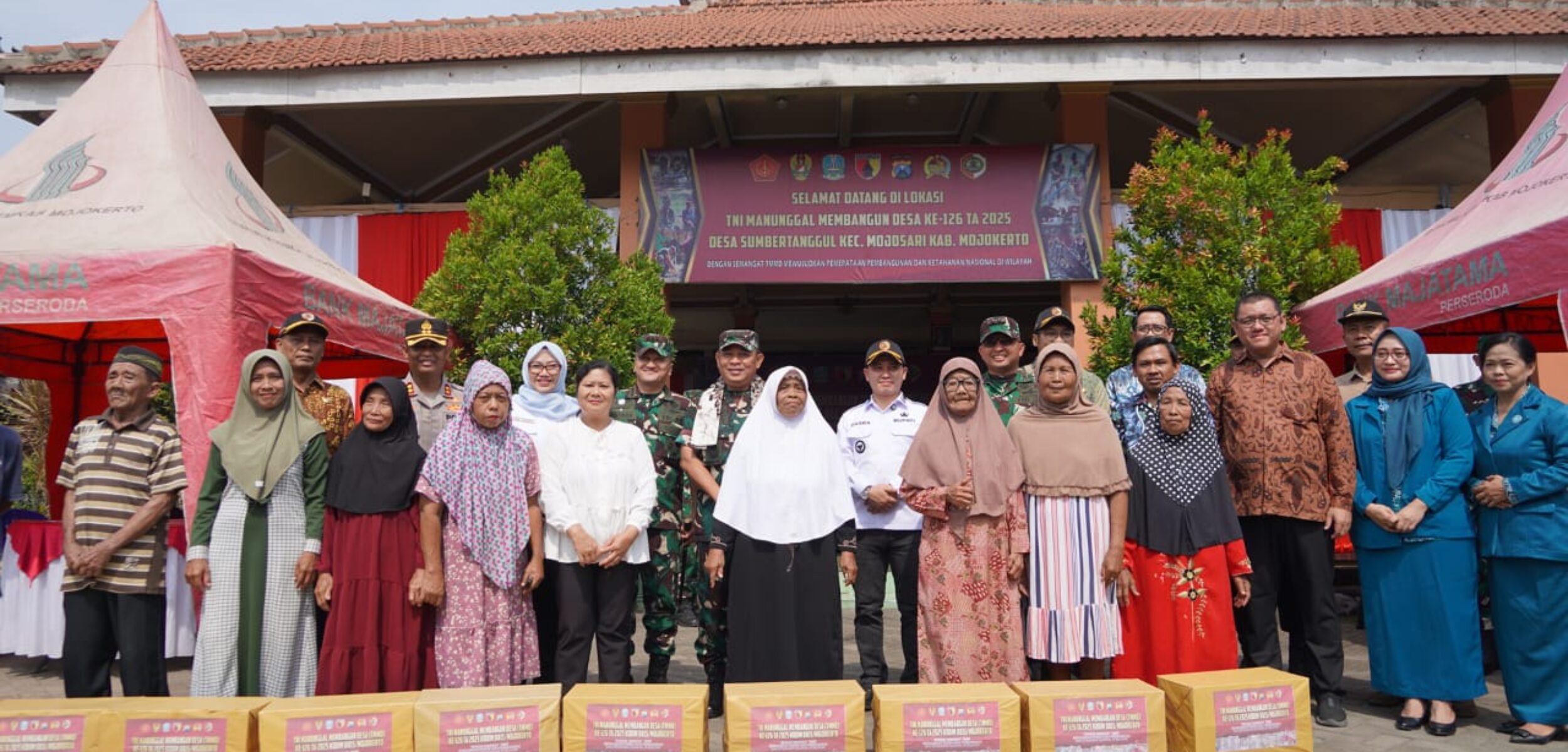 Asisten Operasi (Asops) Panglima TNI, Letnan Jenderal TNI Bobby Rinal Makmun, didampingi Bupati Mojokerto Muhammad Albarra meninjau langsung program TNI Manunggal Membangun Desa (TMMD) ke-126 Tahun Anggaran 2025. (Kominfo Kab Mojokerto)