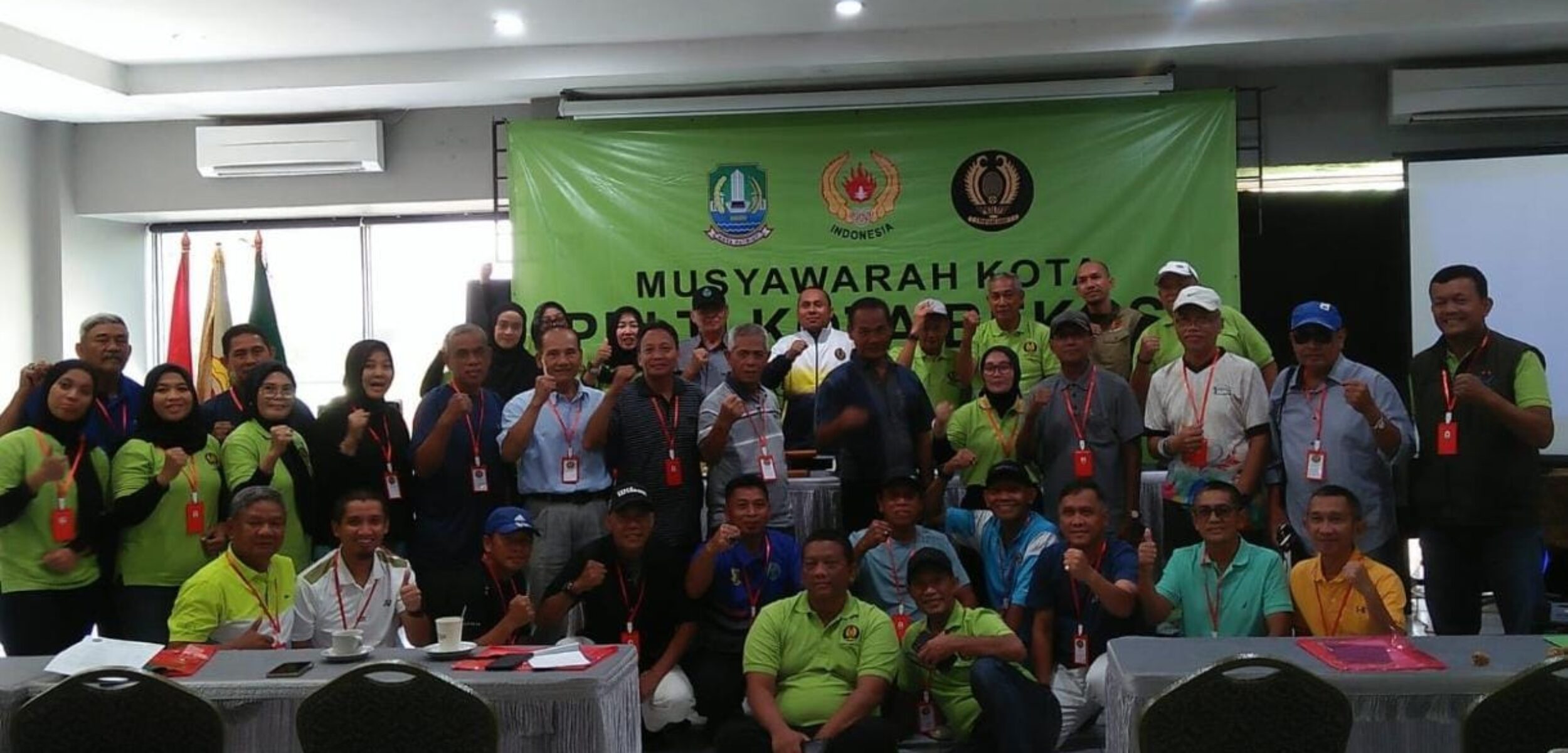 Pengurus Pelti Kota Bekasi bersama 17 pengurus Club saat Muskot Pelti. (Yanso/kabarterdepan.com) 