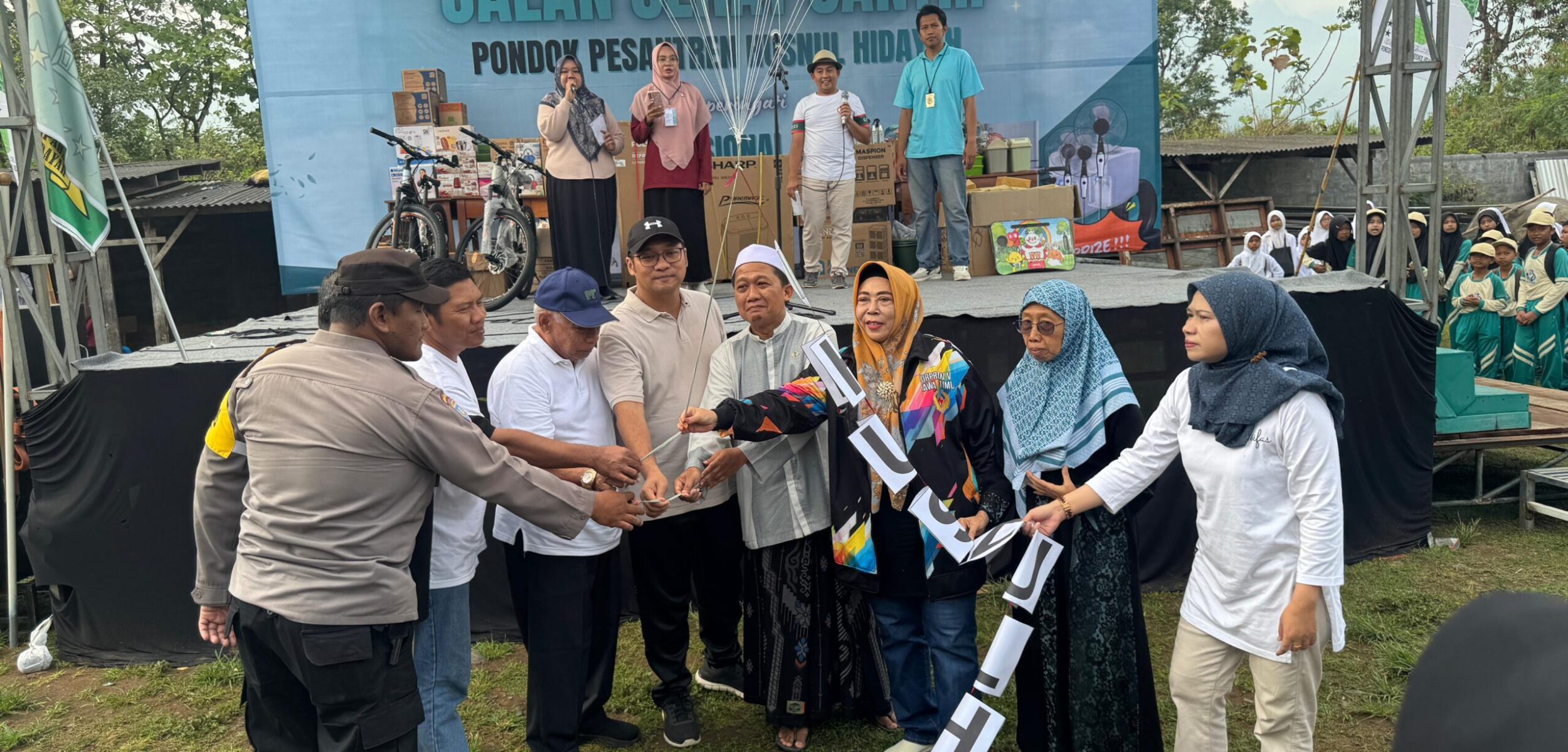 Wakil Bupati Mojokerto, Muhammad Rizal Octavian membuka langsung kegiatan Jalan Sehat Santri Gondang