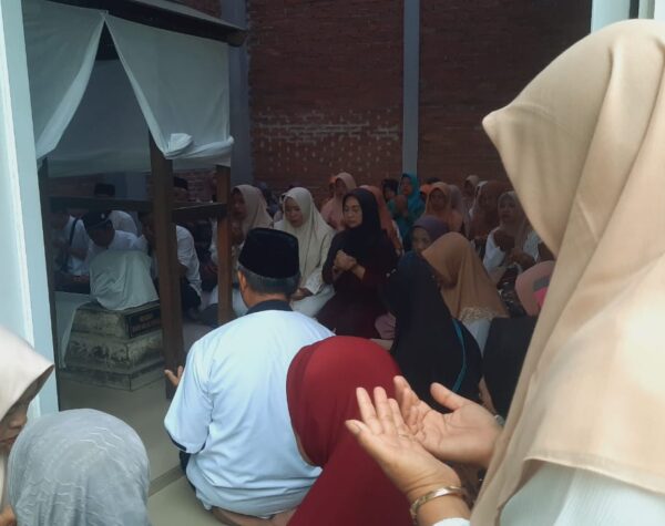 Sebelum Tempati Pasar Induk Godean, Pedagang di Sleman Nyekar ke Makam Mbah Jembrak