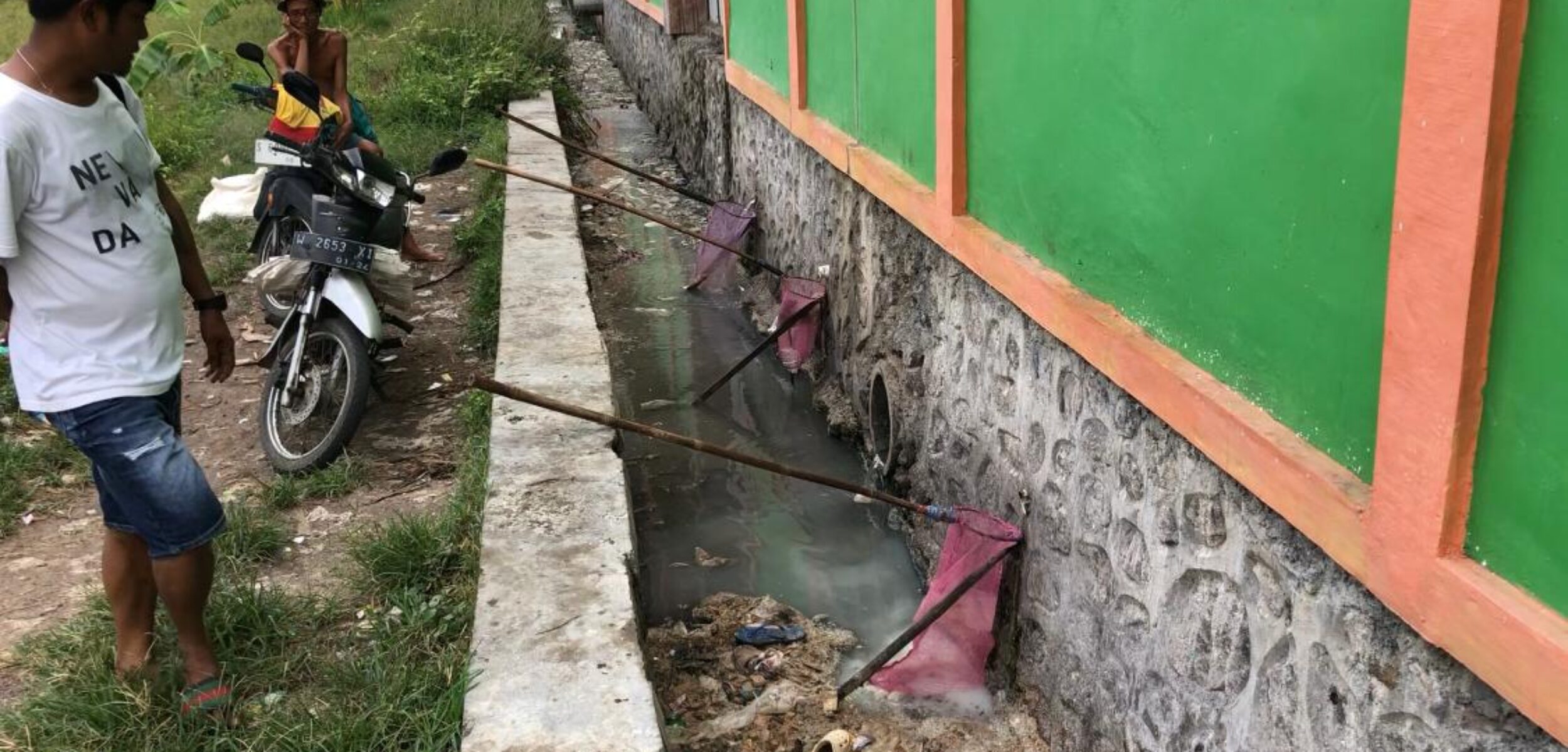 Warga Balongmasin Berebut Sisa Nasi dari Limbah Dapur Ponpes di Mojokerto