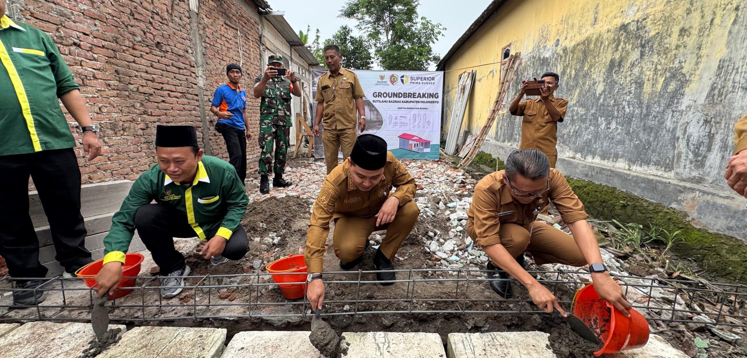 IMG 20251027 WA0126 1 Bupati Mojokerto Muhammad Albarra melaksanakan groundbreaking dan peletakan batu pertama Pembangunan Baru Rumah Swadaya (PBRS) di Desa Mojopilang. (Kominfo Kab Mojokerto)