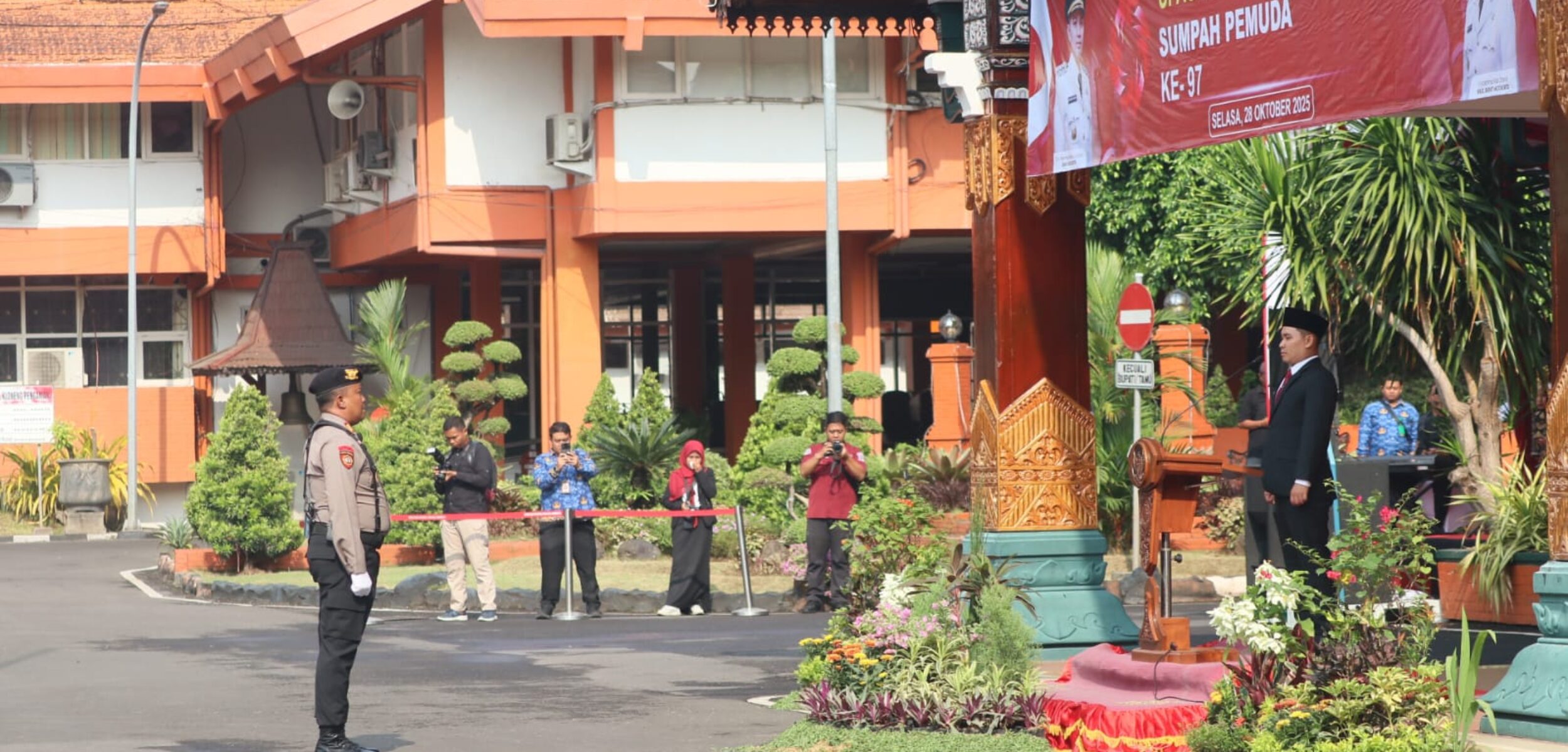 Bupati Mojokerto Muhammad Albarra bertindak sebagai inspektur upacara Hari Sumpah Pemuda ke-97. (Kominfo Kab Mojokerto)