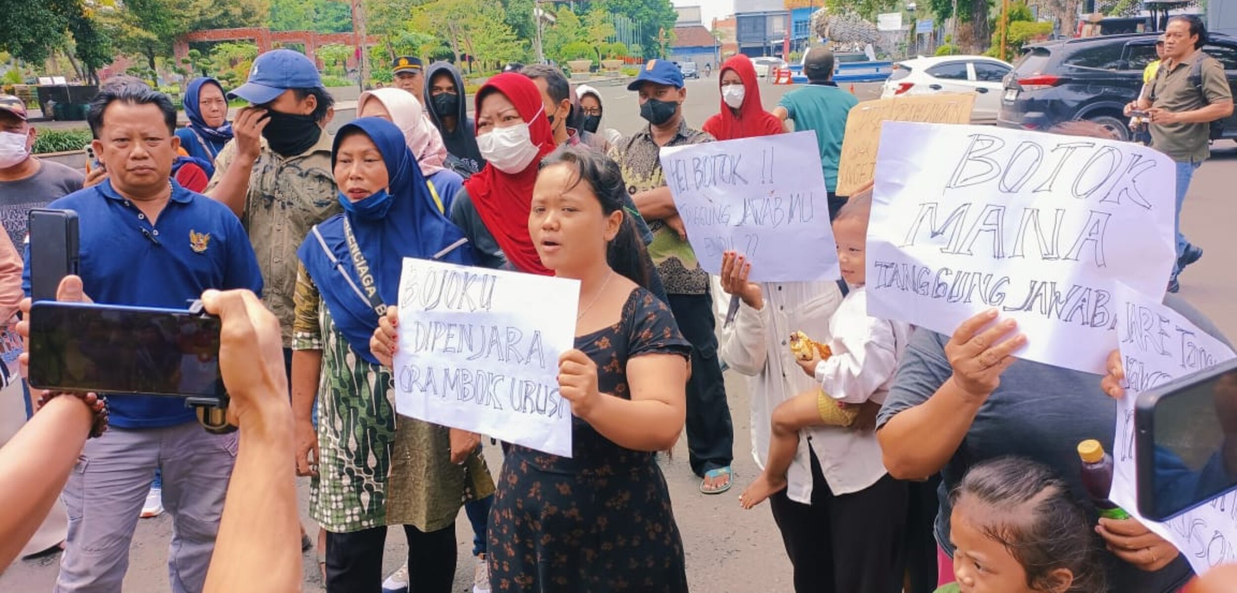 IMG 20251028 WA0074 1 Puluhan massa yang mendatangi posko Aliansi Masyarakat Pati Bersatu, Selasa (28/10/2025). (Yusuf/kabarterdepan.com)