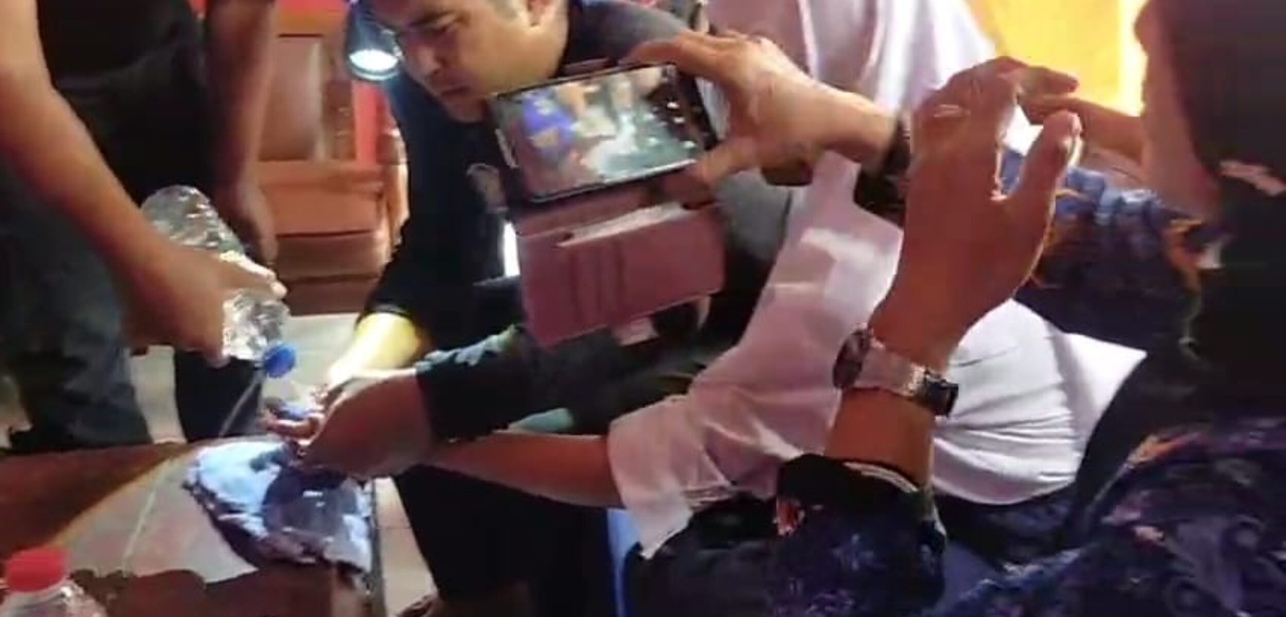 Petugas Damkar Kota Mojokerto berusaha mengevakuasi besi yang menempel di jari, Selasa (28/10/2025) (Redaksi / Kabarterdepan.com)