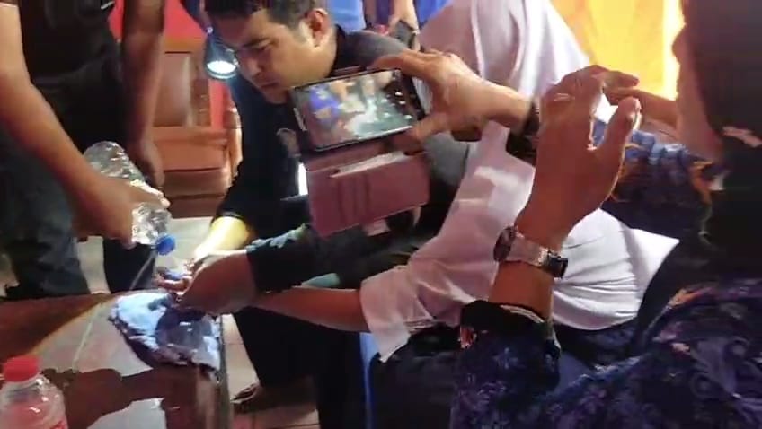 Petugas Damkar Kota Mojokerto berusaha mengevakuasi besi yang menempel di jari, Selasa (28/10/2025) (Redaksi / Kabarterdepan.com)