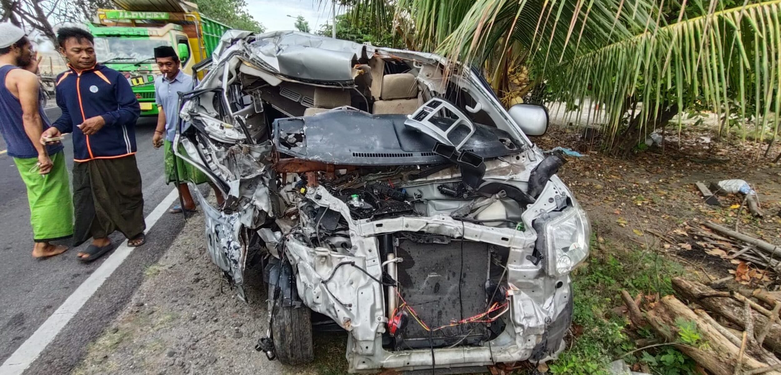 IMG 20251028 WA0084 1 Kondisi mobil ambulans yang ringsek. (fais/kabarterdepan.com)