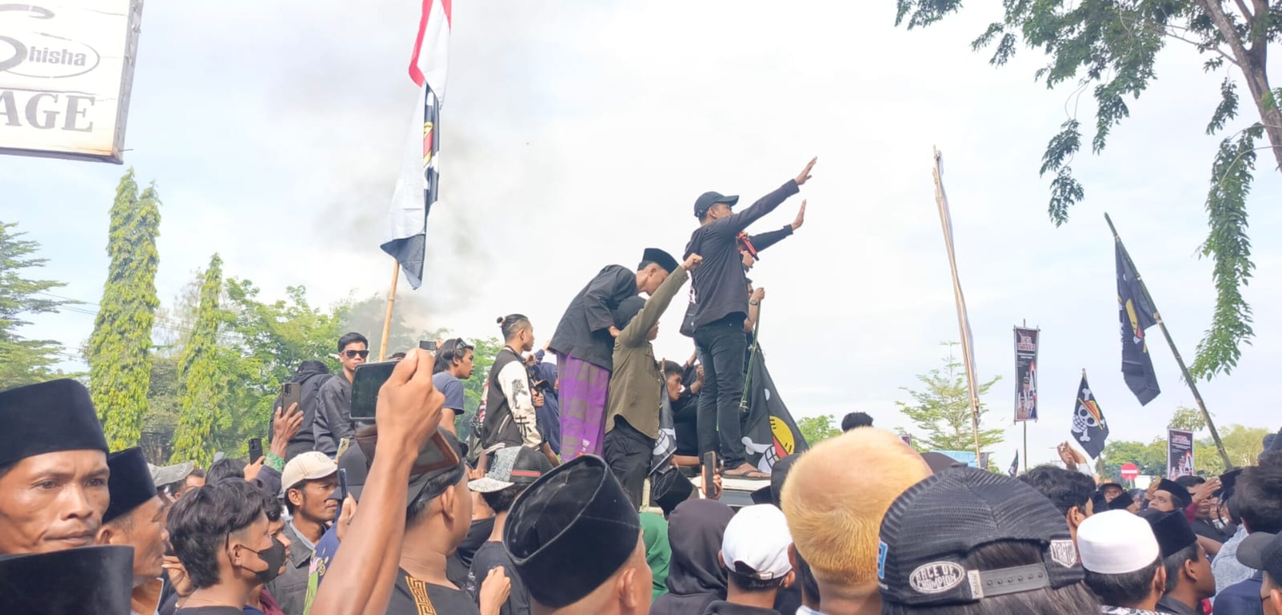 Massa pendemo dihadang aparat kepolisian di depan alun-alun Kabupaten Sampang. (fais/kabarterdepan.com)
