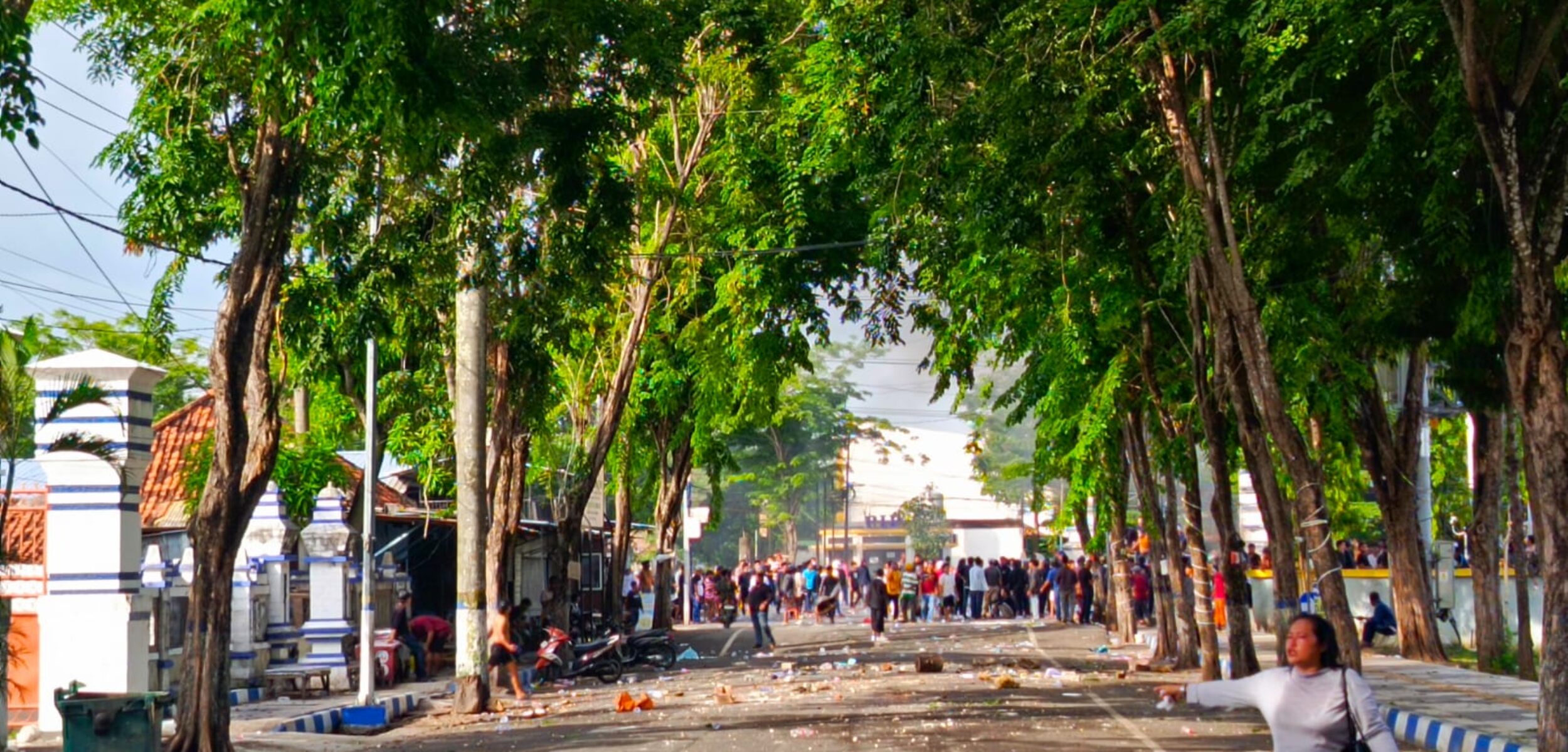 BREAKING NEWS: Demo Ricuh di Depan DPRD Sampang, Massa dan Polisi Saling Dorong-Gas Air Mata Ditembakkan