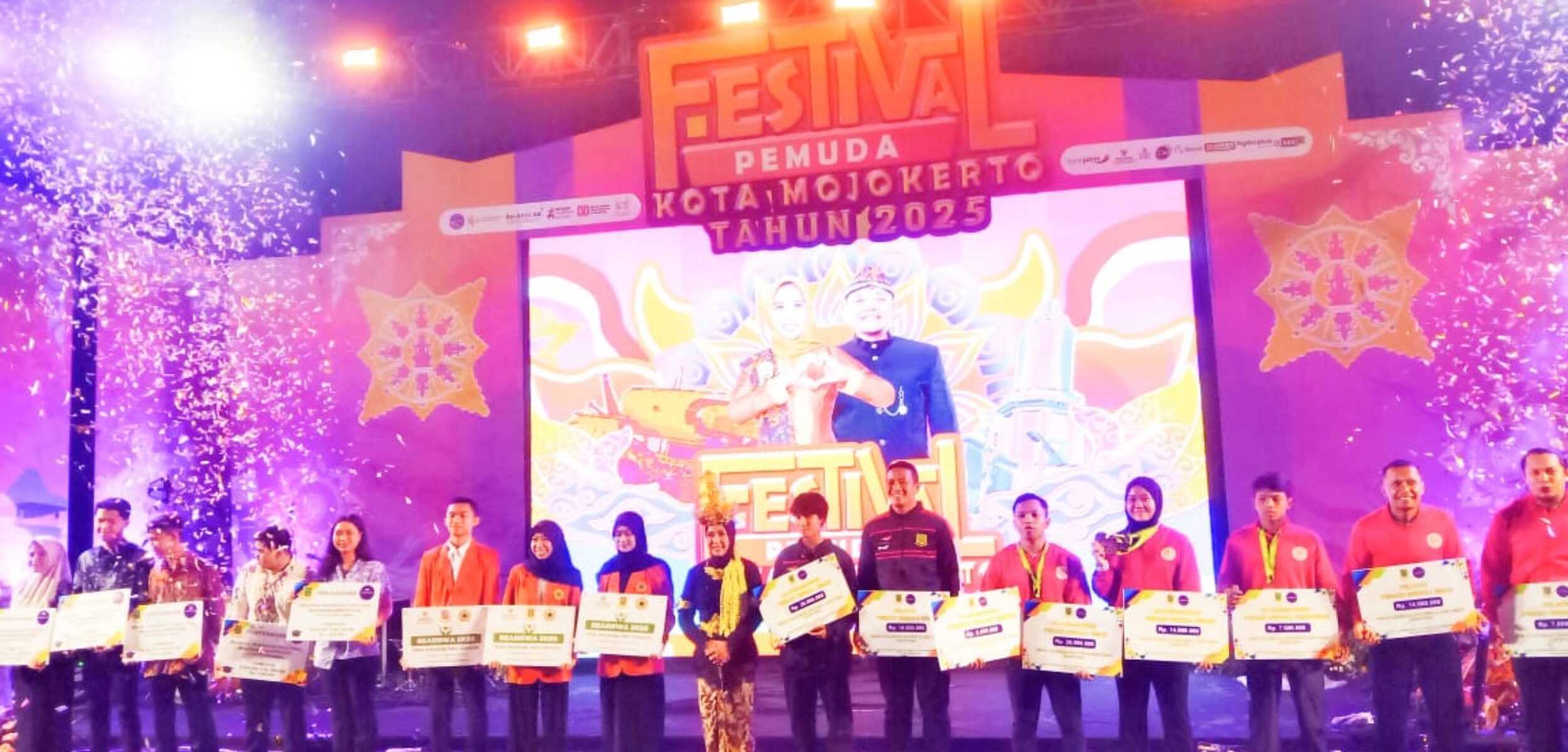 Festival Pemuda Kota Mojokerto 2025 Meriah, Ning Ita Serahkan Penghargaan dan Beasiswa