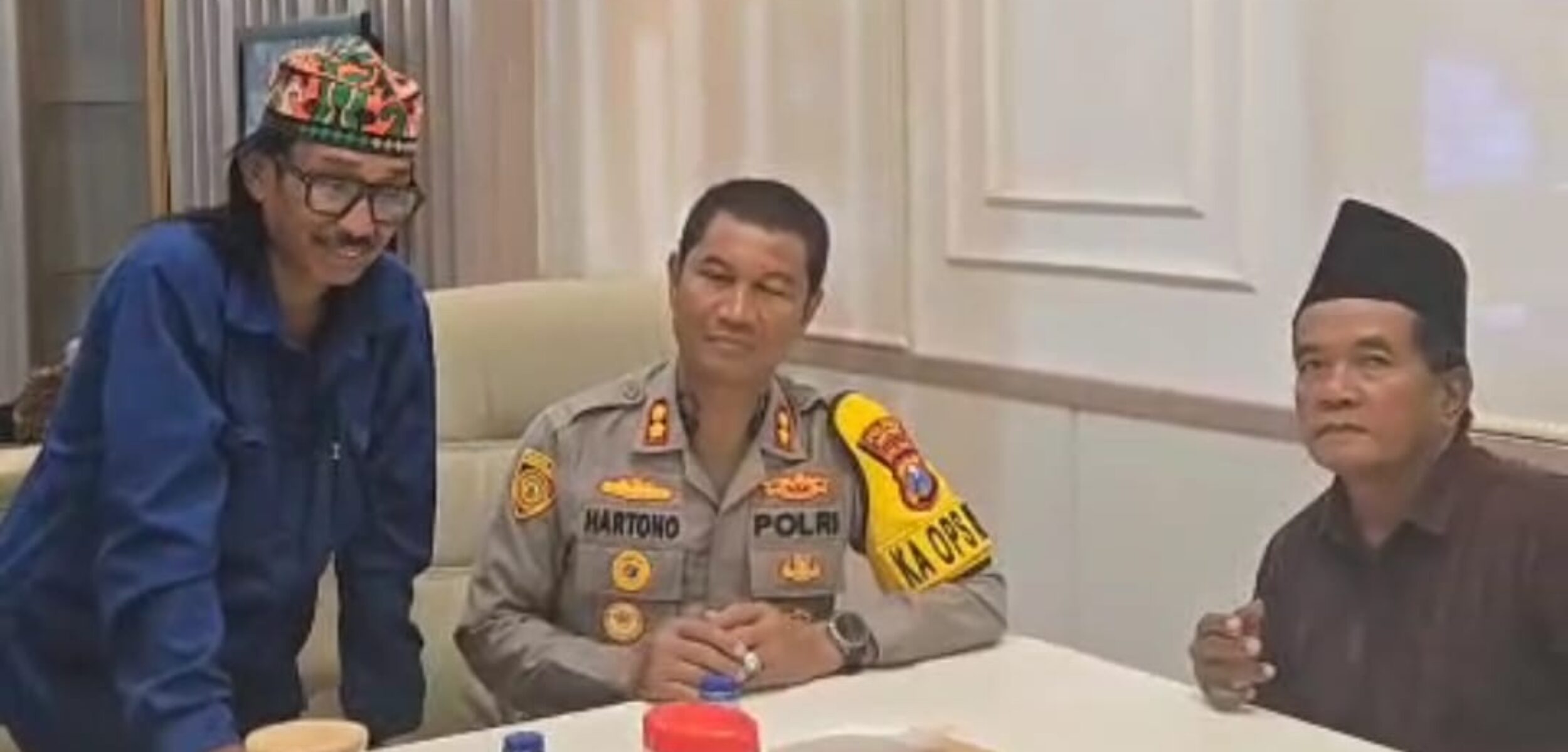 Kiai Mubarok, Kapolres Sampang, dan Mat Jari di dalam ruangan Kapolres Sampang (fais/kabarterdepan.com)
