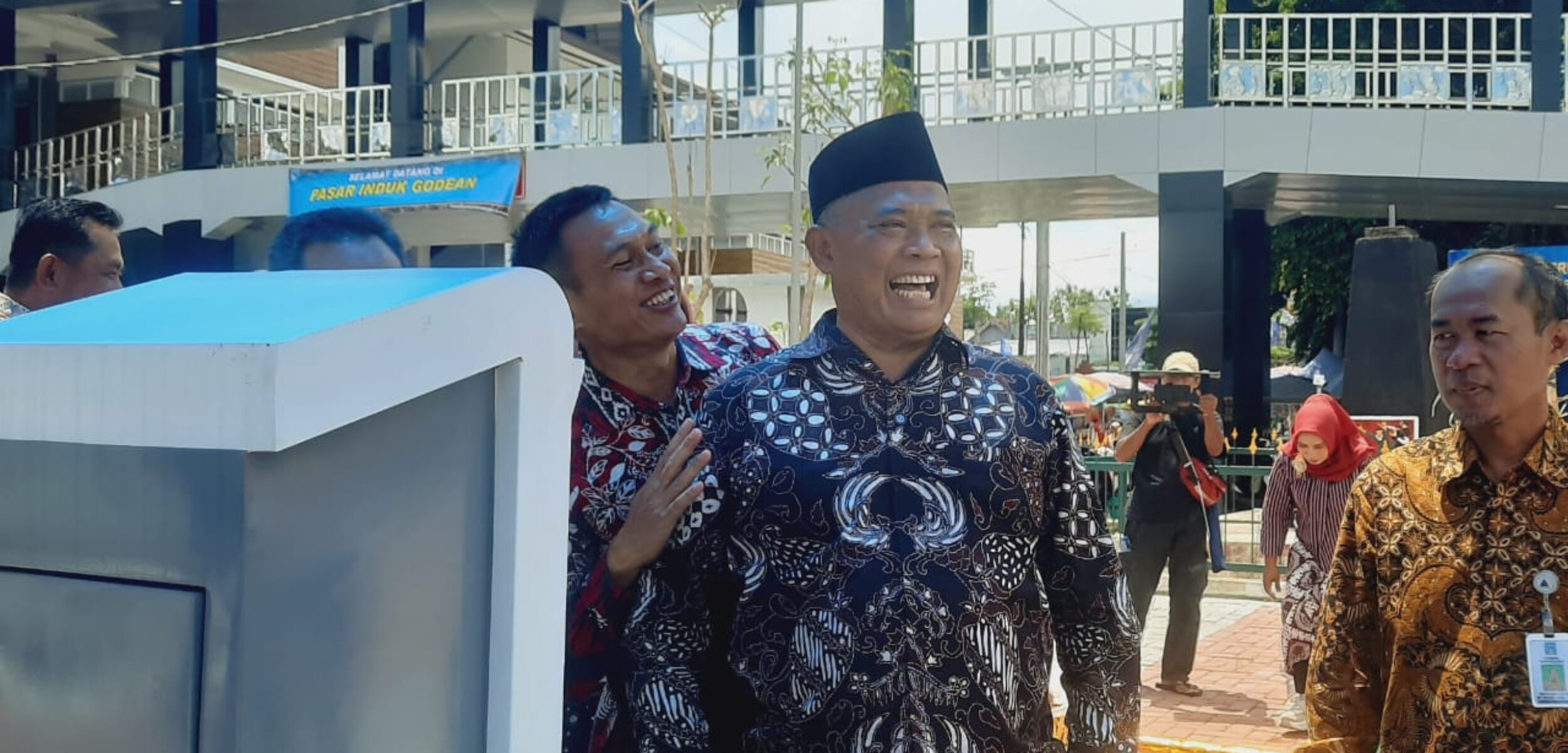 Bupati Sleman Harda Kiswaya saat meninjau lokasi parkir Pasar Induk Godean, Rabu (29/10/2025). (Hadid Husaini/kabarterdepan.com)