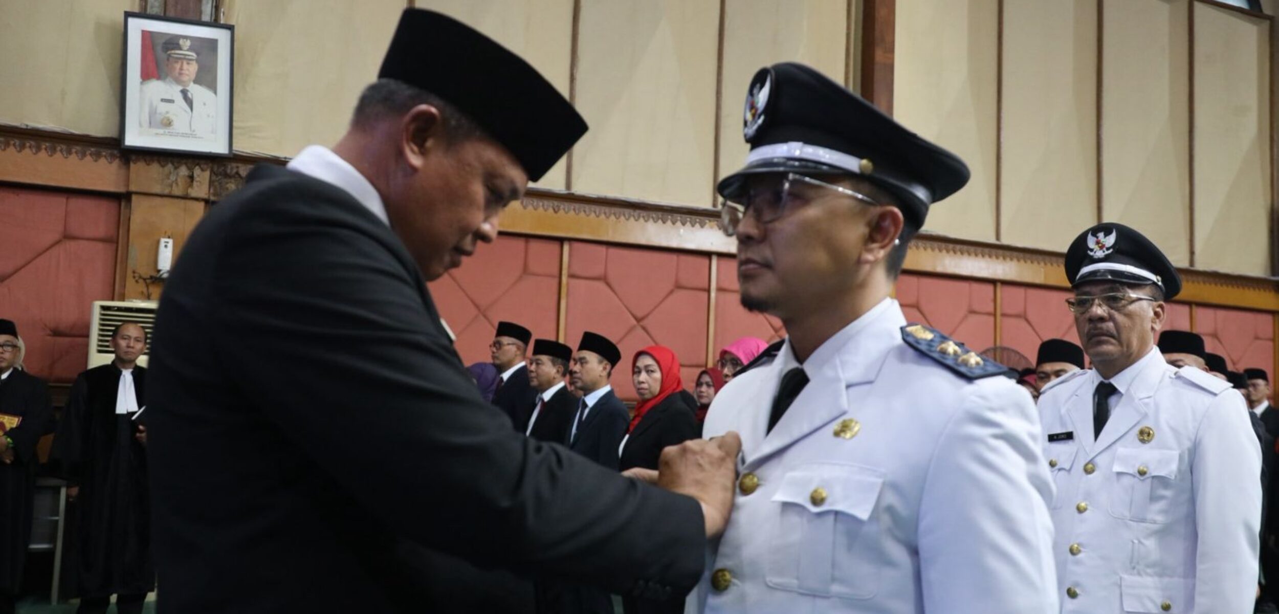 Wali Kota Bekasi Tri Adhianto saat melantik sejumlah pejabat Eselon. (Yanso/kabarterdepan.com) 