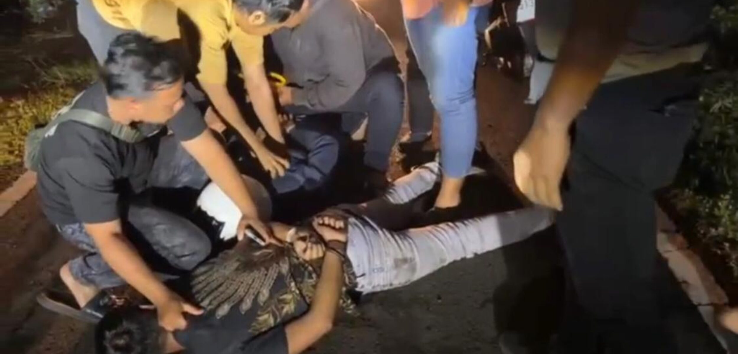 Petugas Satresnarkoba Polres Mojokerto Kota saat mengamankan salah seorang tersangka (Redaksi / Kabarterdepan.com)