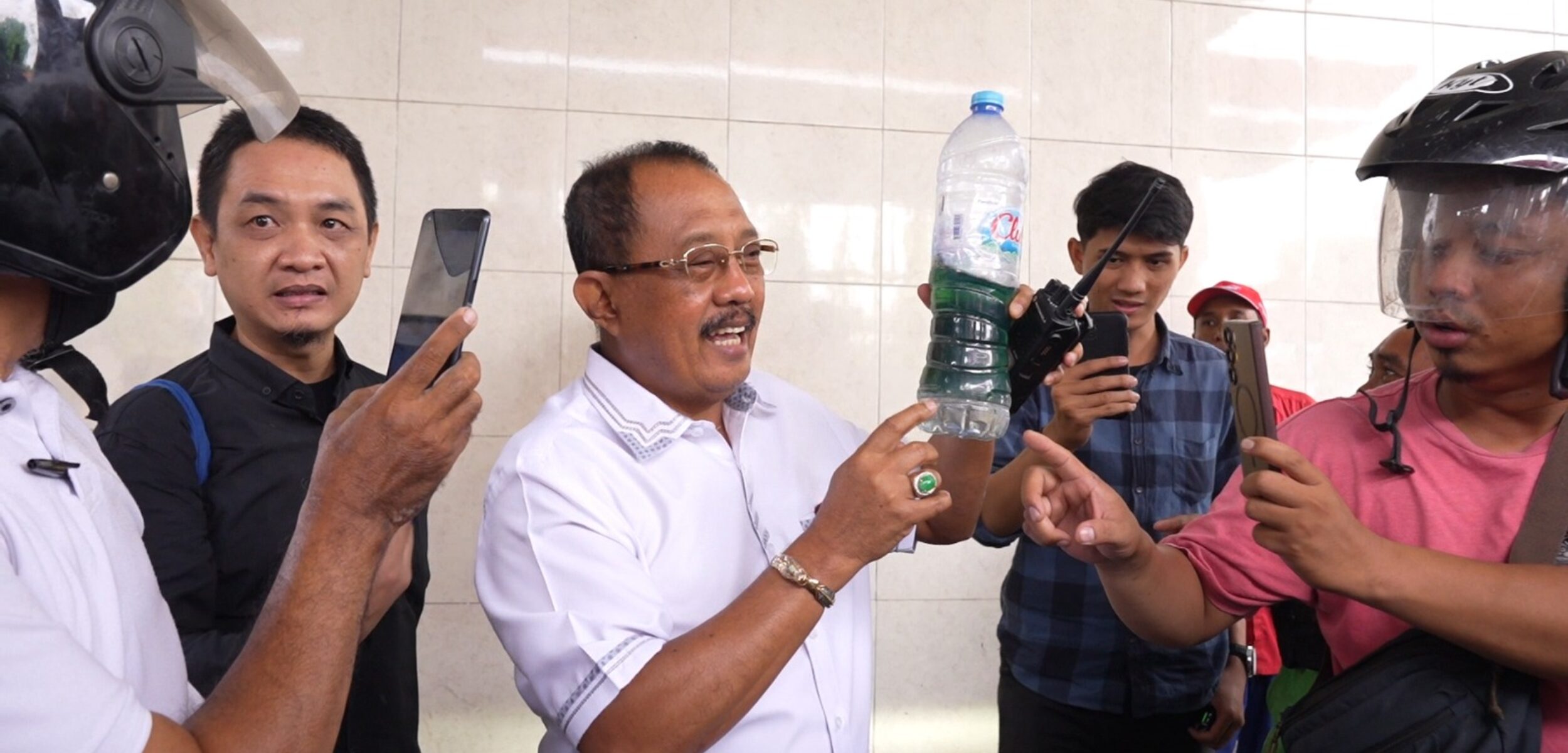 Didampingi Aktivis Ojol Daniel Lukas Rorong, Wawali Surabaya yang akrab disapa Cak Ji sidak SPBU (Redaksi / Kabarterdepan.com)