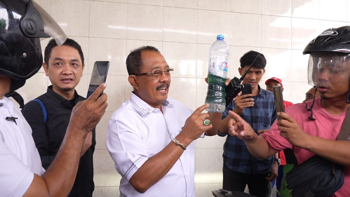 Didampingi Aktivis Ojol Daniel Lukas Rorong, Wawali Surabaya yang akrab disapa Cak Ji sidak SPBU (Redaksi / Kabarterdepan.com)