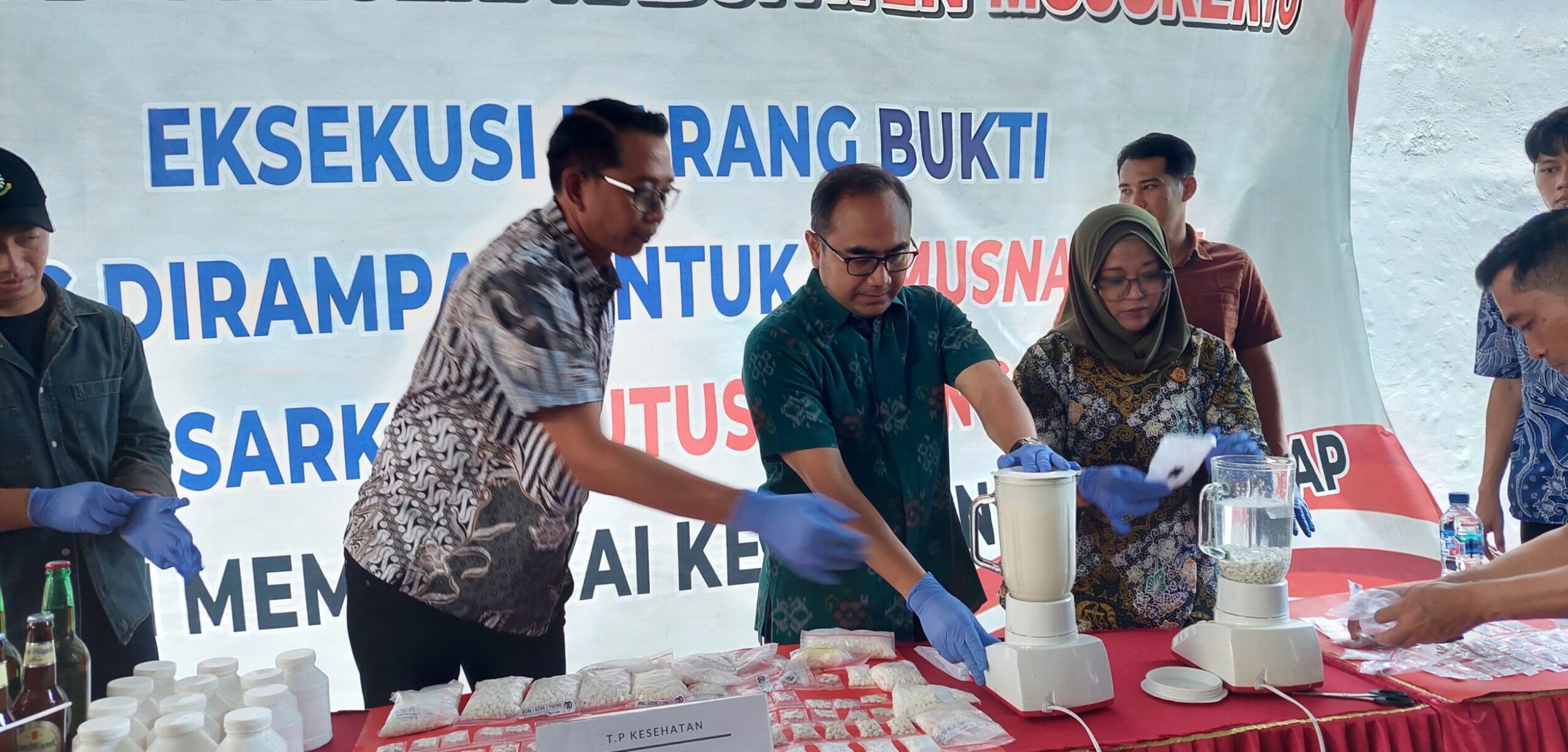Kajari Kabupaten Mojokerto, Dr Endang Tirtana memunsahkan barang bukti narkoba / pil koplo dengan cara diblender, Jumat (31/10/2025) (Redaksi / Kabarterdepan.com)