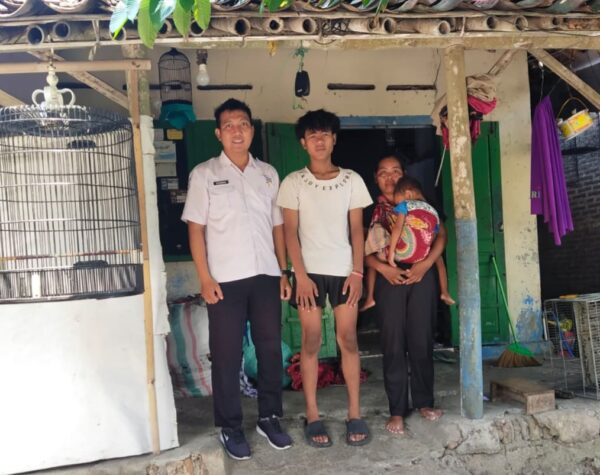 IMG 20251009 111210 1 CALON SISWA SEKOLAH RAKYAT: Arfian Surya Okto Pratama bersama Ibu Erfina Sri Lestari warga Desa Sidodadi Kecamatan Masaran saat bersama petugas asesmen calon siswa Dinas Sosial Kabupaten Sragen. (Masrikin/kabarterdepan.com)