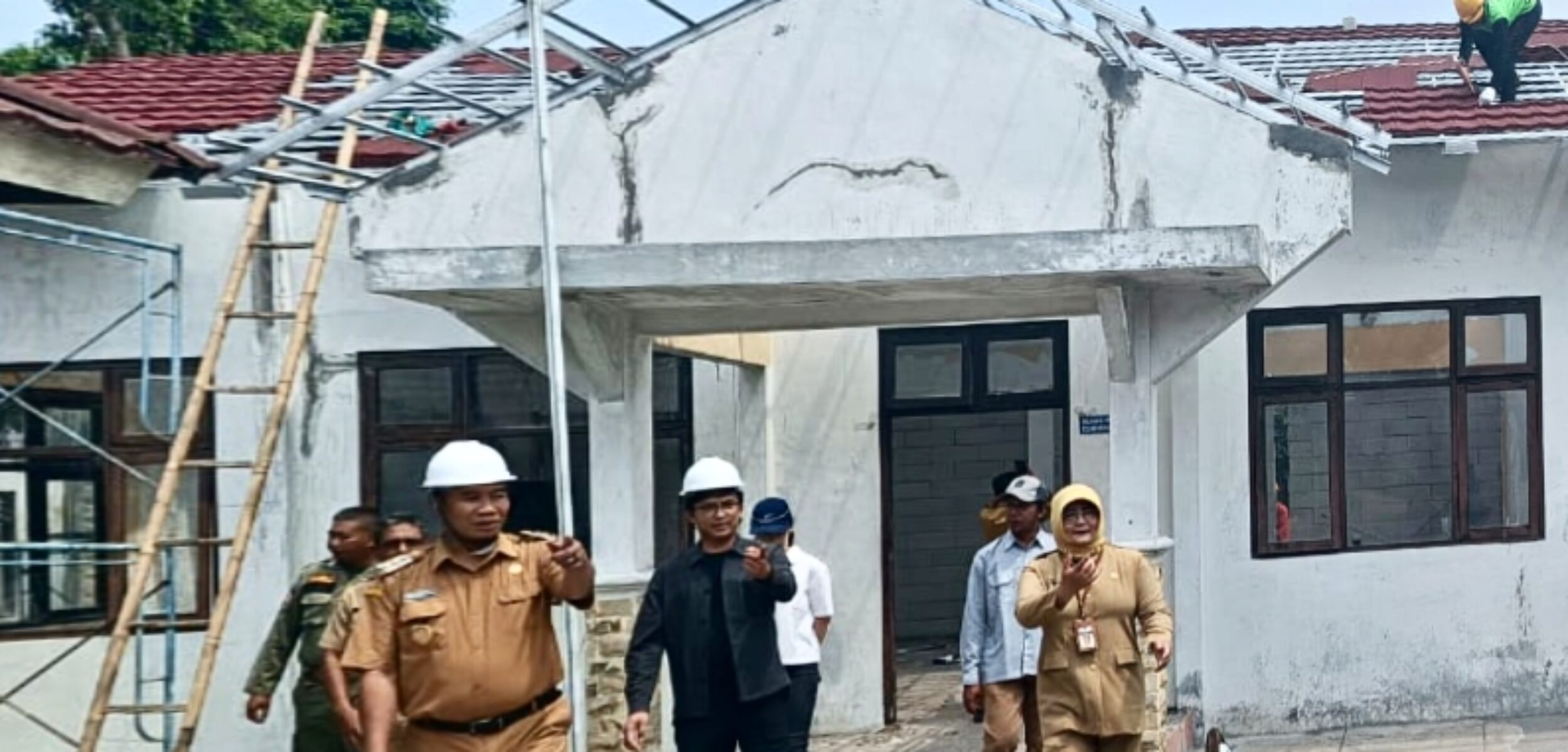 IMG 20251015 083057 2 Bupati Sragen Sigit Pamungkas didampingi Plt. Kepala Dinas Sosial Sragen Yuniarti saat dilokasi rehabilitasi Sekolah Rakyat.(masrikin/kabarterdepan.com).
