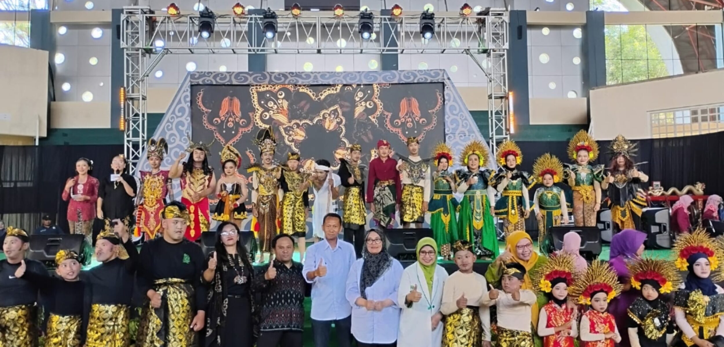 FESTIVAL LANSIA: Kadinsos Kota Batu, Lilik Fariha, saat sesi foto bersama lansia dan penyandang disabilitas dari Forum Inklusi Kota Batu. (Yan/kabarterdepan.com) 