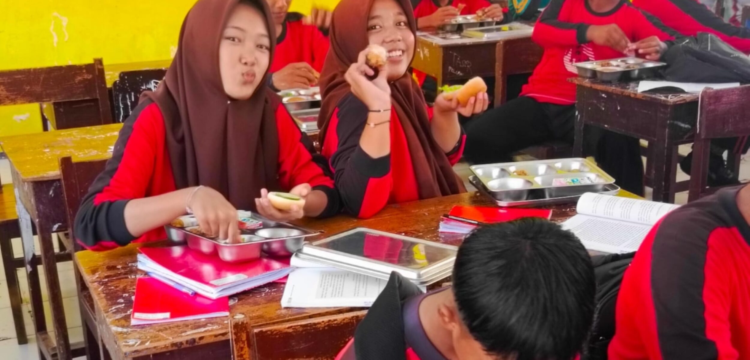 Keceriaan siswi SMPN 3 Sampang menyantap menu MBG. (Fais/kabarterdepan.com)