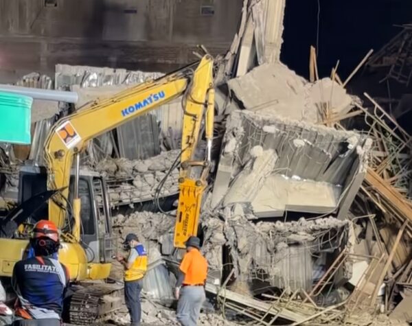 Masa golden time evakuasi berakhir, Tim SAR lanjutkan proses evakuasi korban dengan menggunakan alat berat. (TikTok)