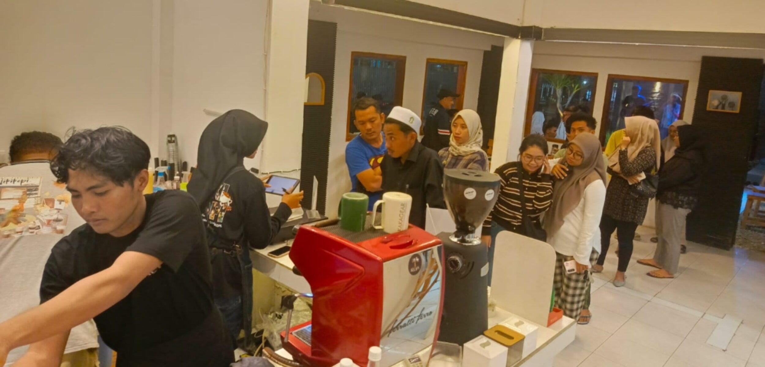 Antrean pembeli di Niki Kopi saat weekend (fais/kabarterdepan.com)