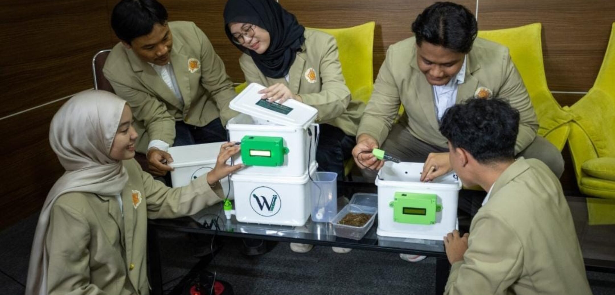 Sejumlah mahasiswa UGM mengenalkan Wormibox. (UGM for kabarterdepan.com)